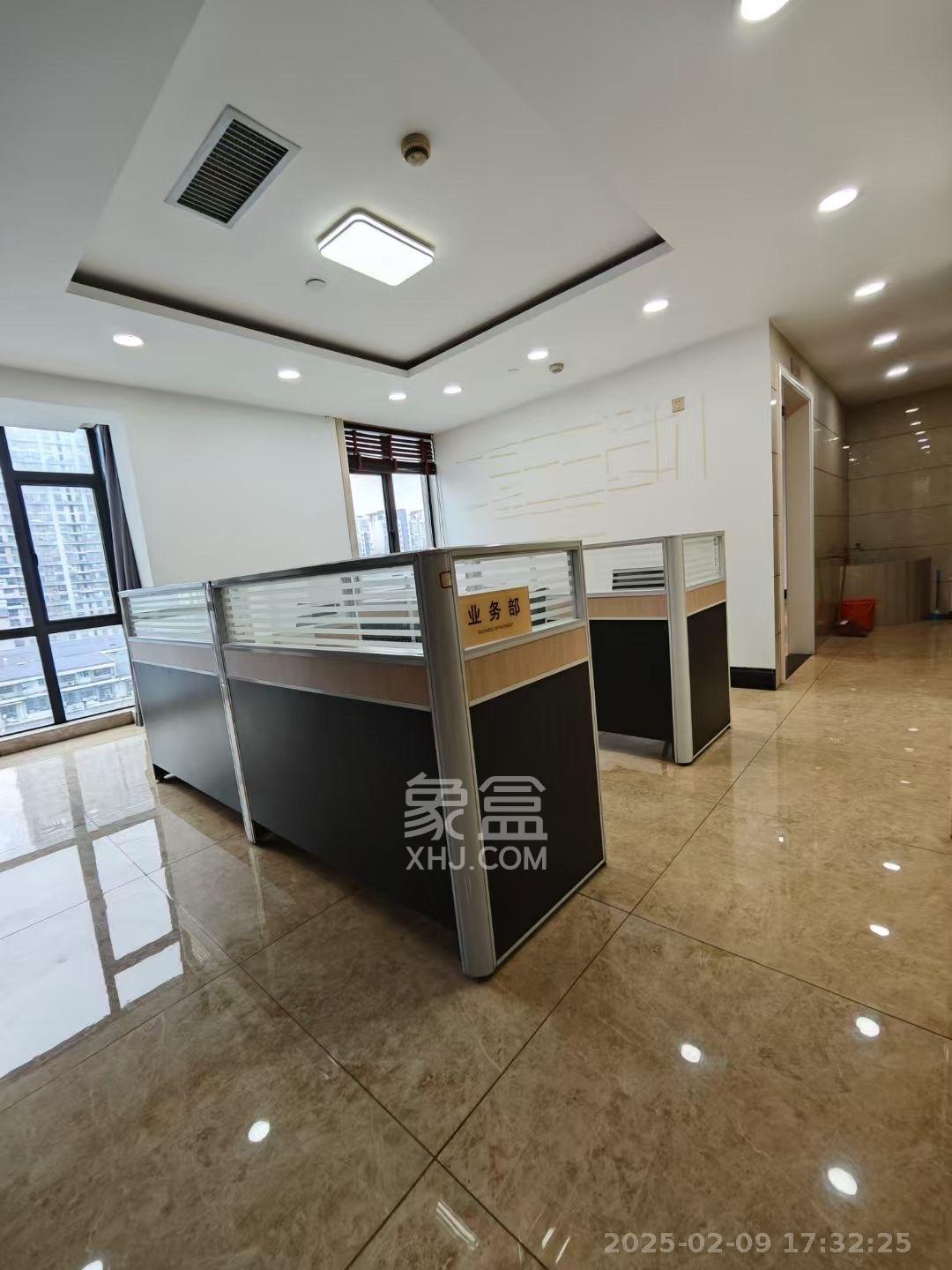 长房中庭国际(东郡华蓉广场) 5室2厅1卫 12800.0元/月 长房中庭国际(东郡华蓉广场) 5室2厅1卫 12800.0元/月室内图