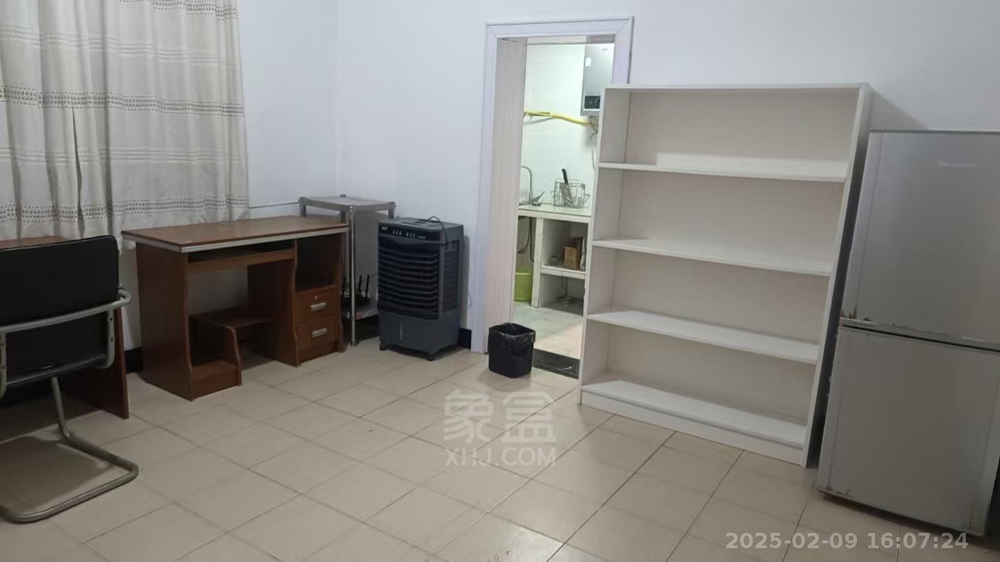 龙泉路散盘  1室1厅1卫    600.0元/月 龙泉路散盘  1室1厅1卫    600.0元/月室内图