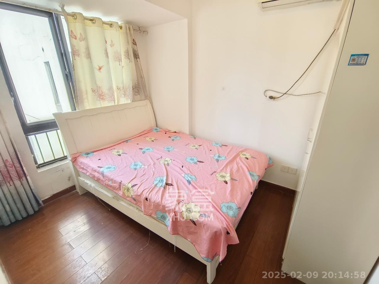 万科城市花园  2室2厅1卫    2000.0元/月室内图