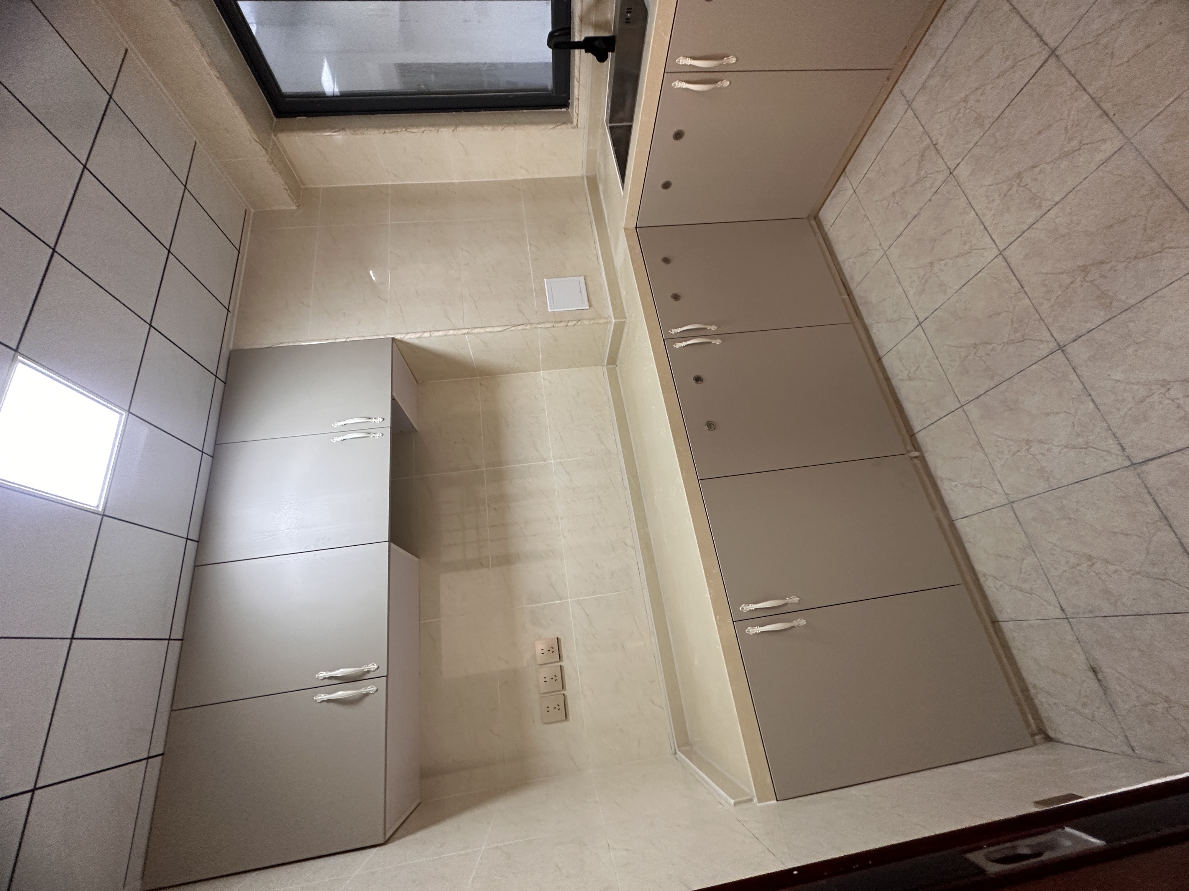 金龙苑  3室2厅2卫   129.00万客厅