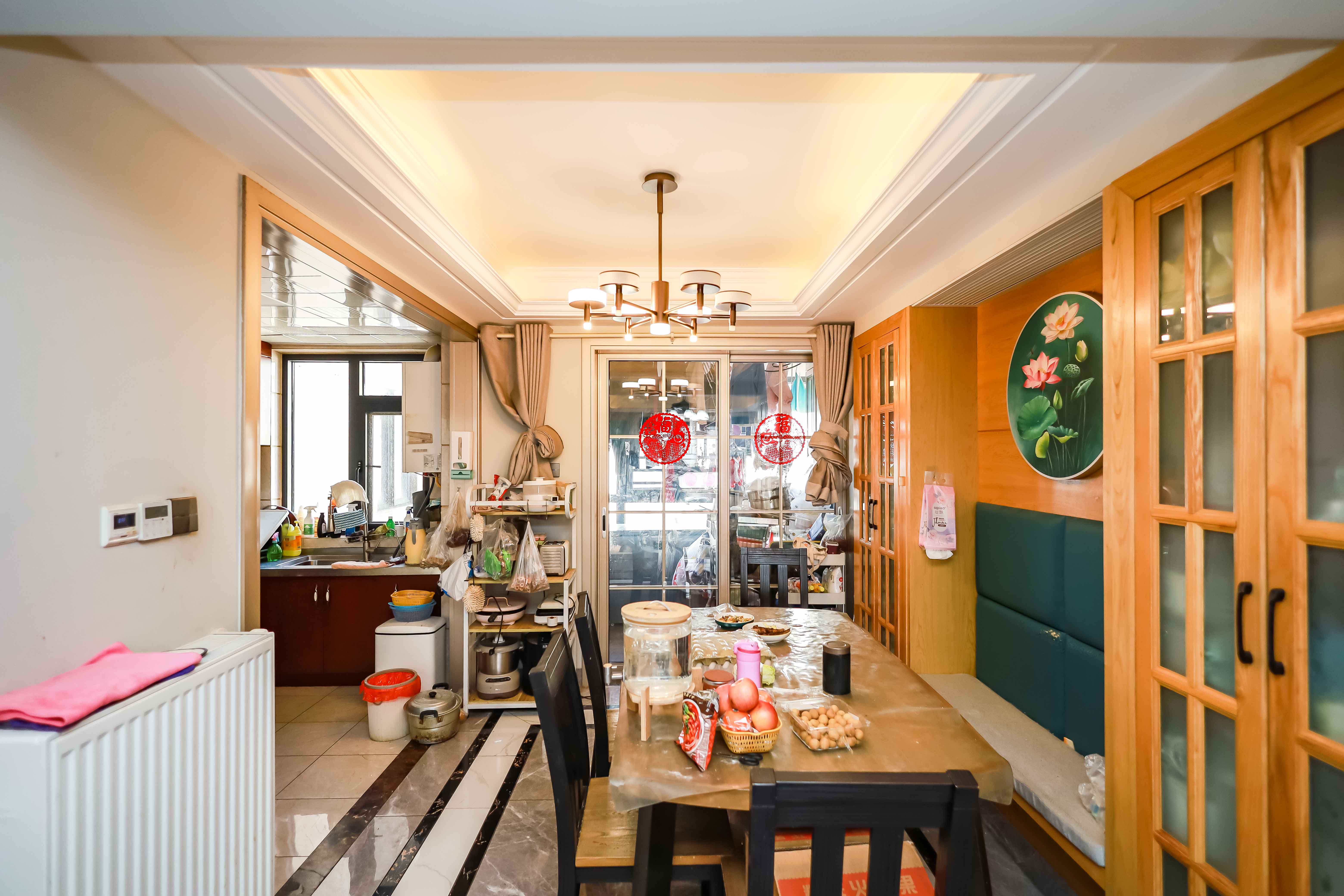 长房时代城  4室2厅2卫    200.0万客厅