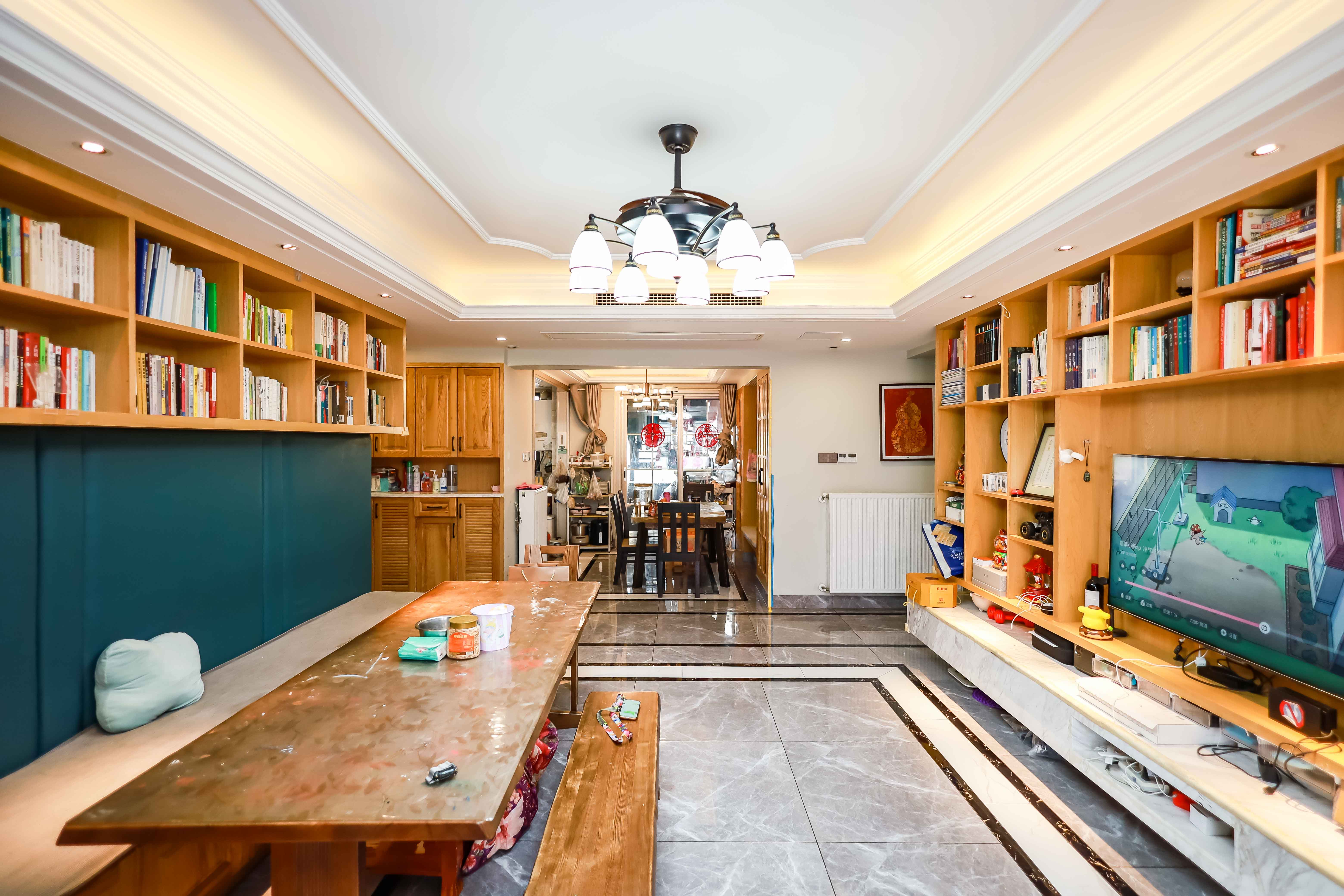 长房时代城  4室2厅2卫    200.0万客厅