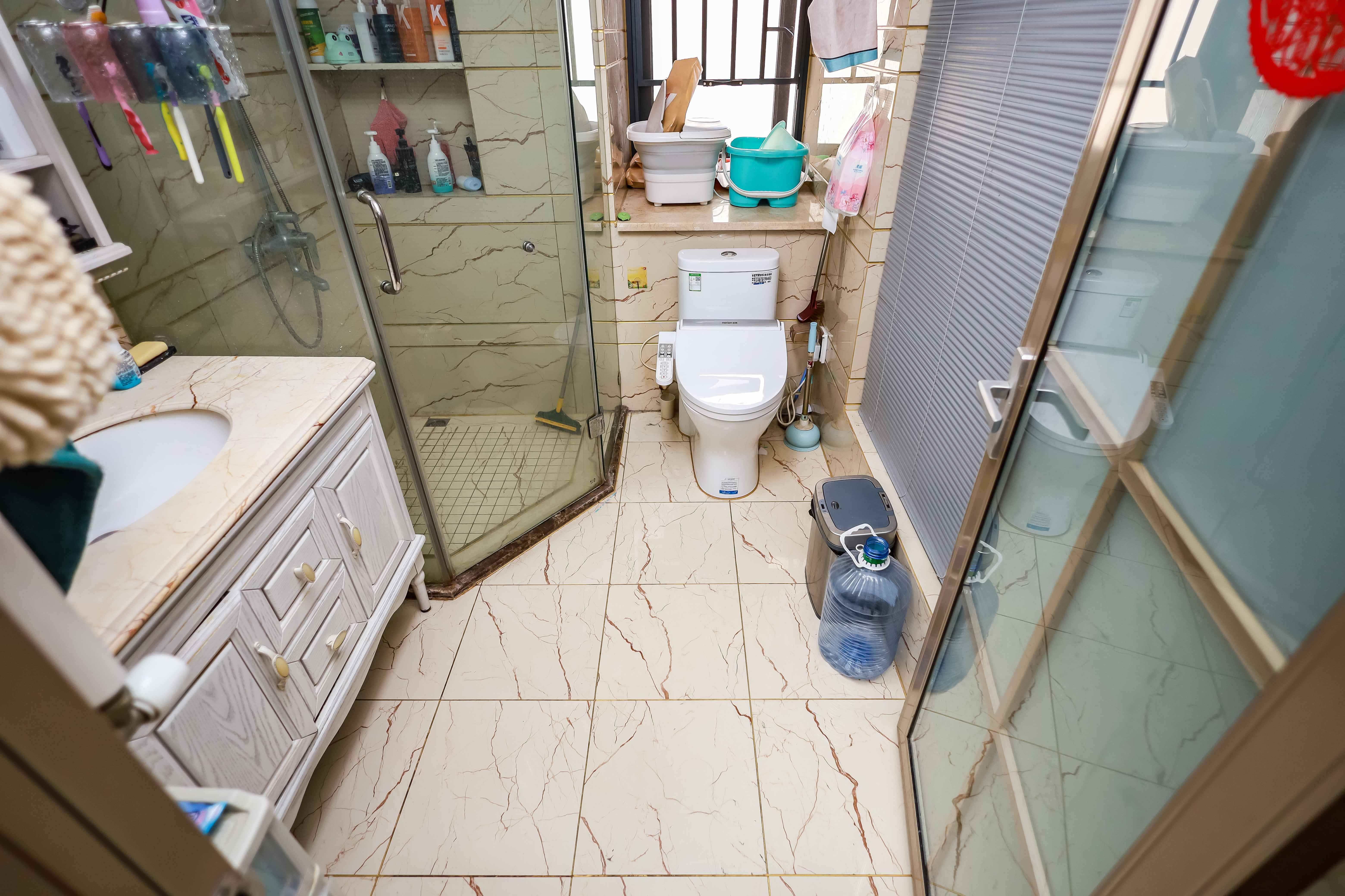 长房时代城  4室2厅2卫    200.0万卫生间