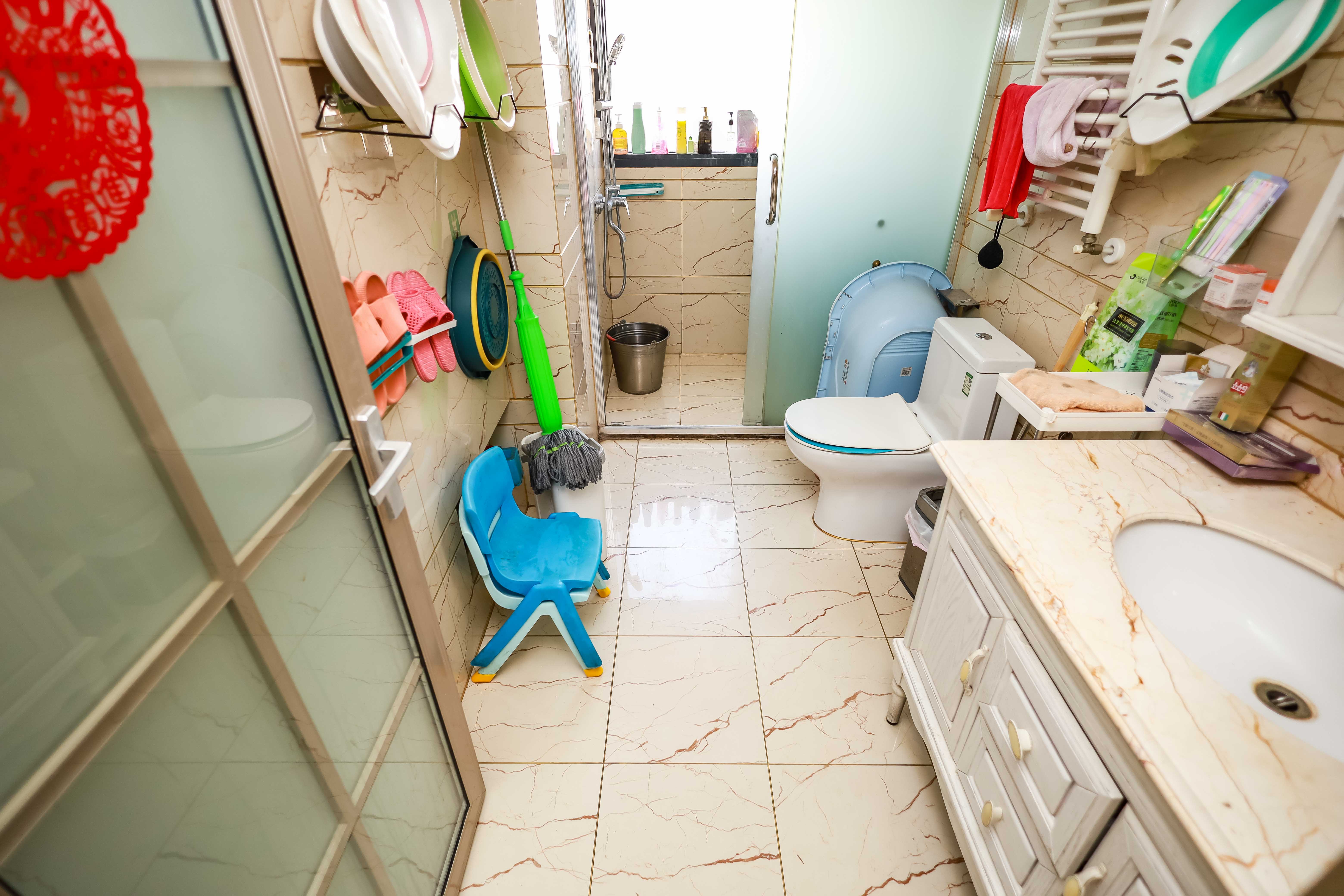 长房时代城  4室2厅2卫    200.0万卫生间