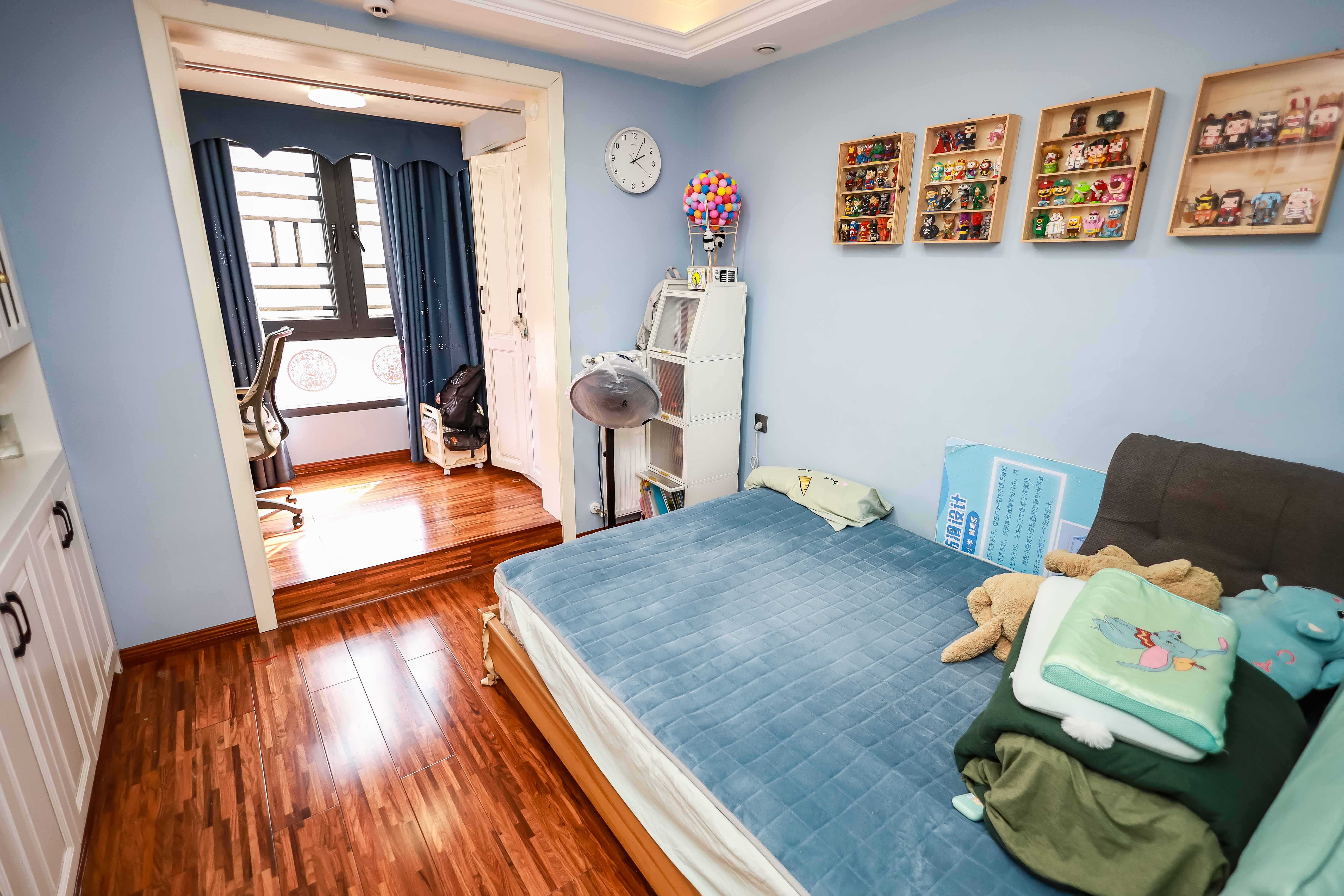 长房时代城  4室2厅2卫    200.0万卧室