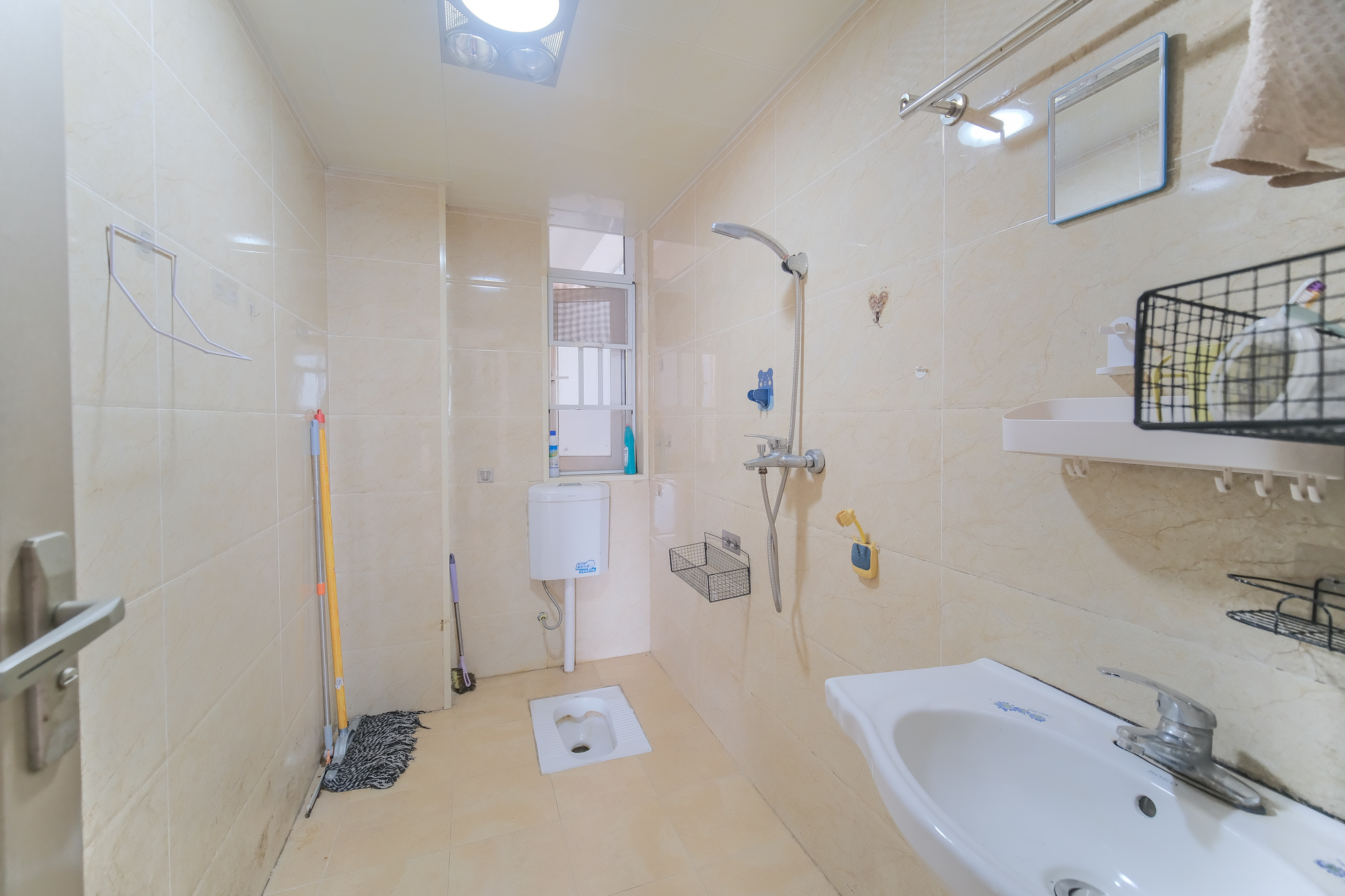 和悦城(蟠龙景苑) 3室2厅1卫 66.60万 和悦城(蟠龙景苑) 3室2厅1卫 66.60万卫生间