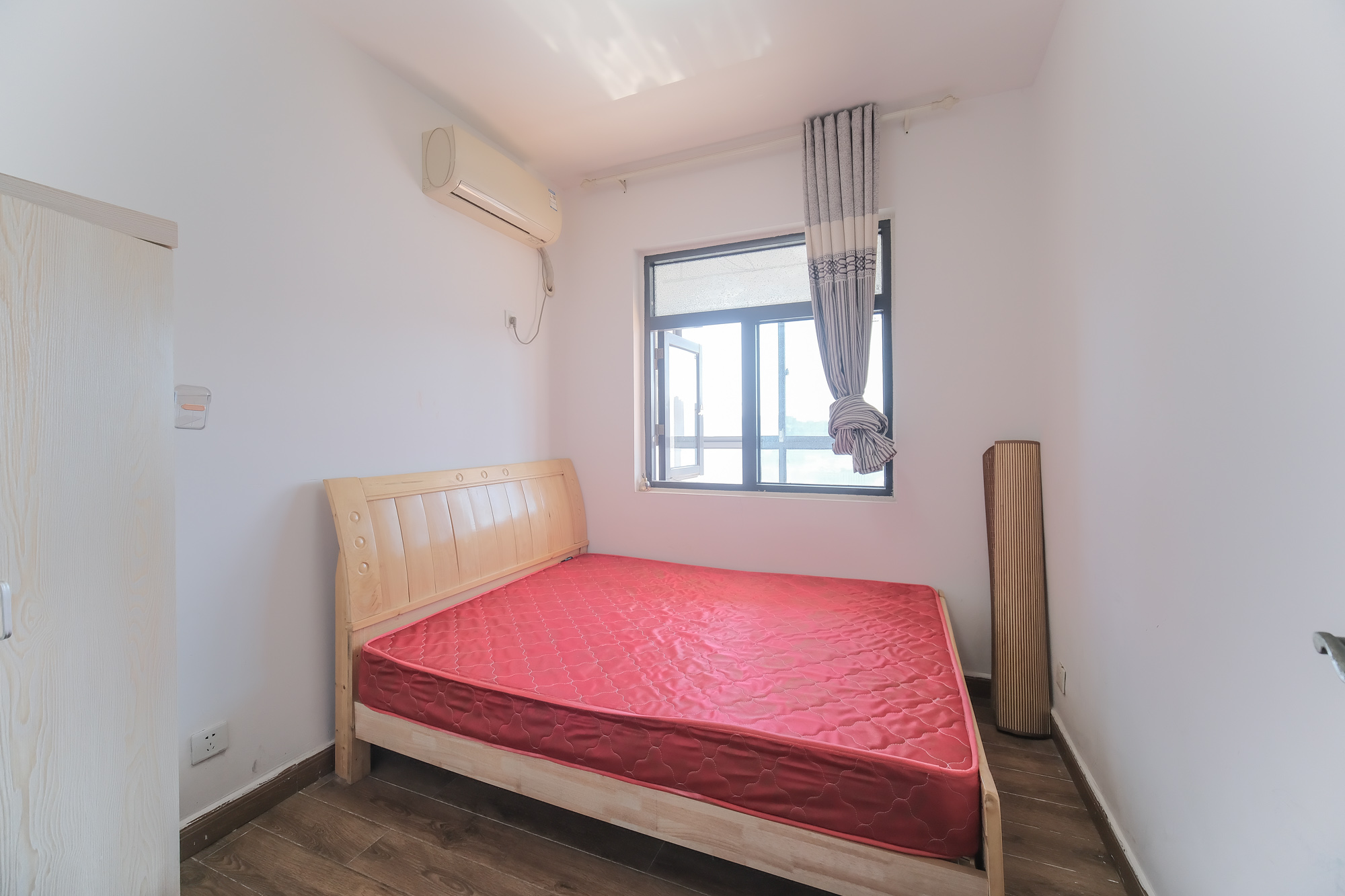 和悦城(蟠龙景苑) 3室2厅1卫 66.60万 和悦城(蟠龙景苑) 3室2厅1卫 66.60万卧室