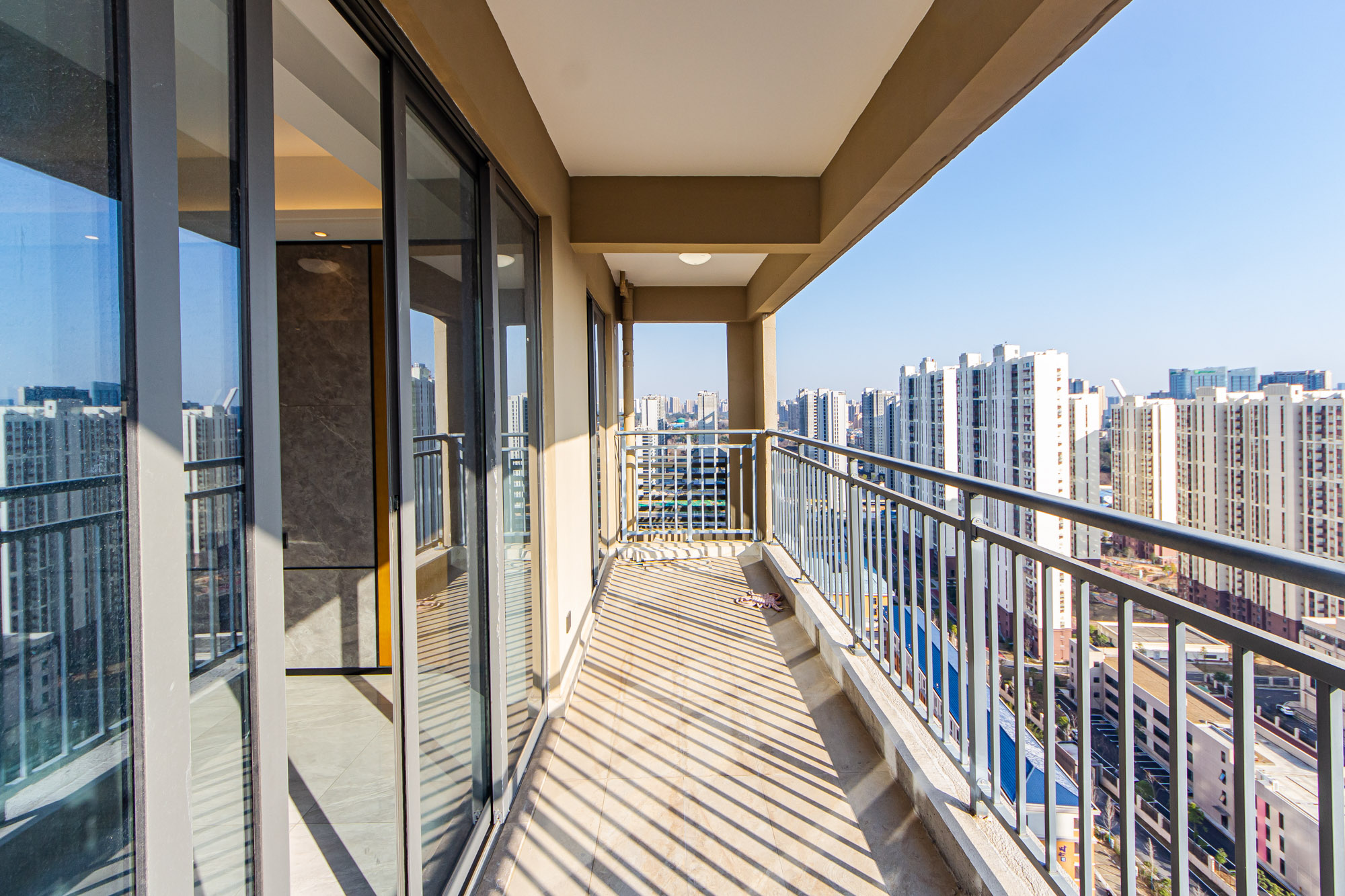 长房雍景湾  3室2厅2卫    130.0万 长房雍景湾  3室2厅2卫    130.0万阳台