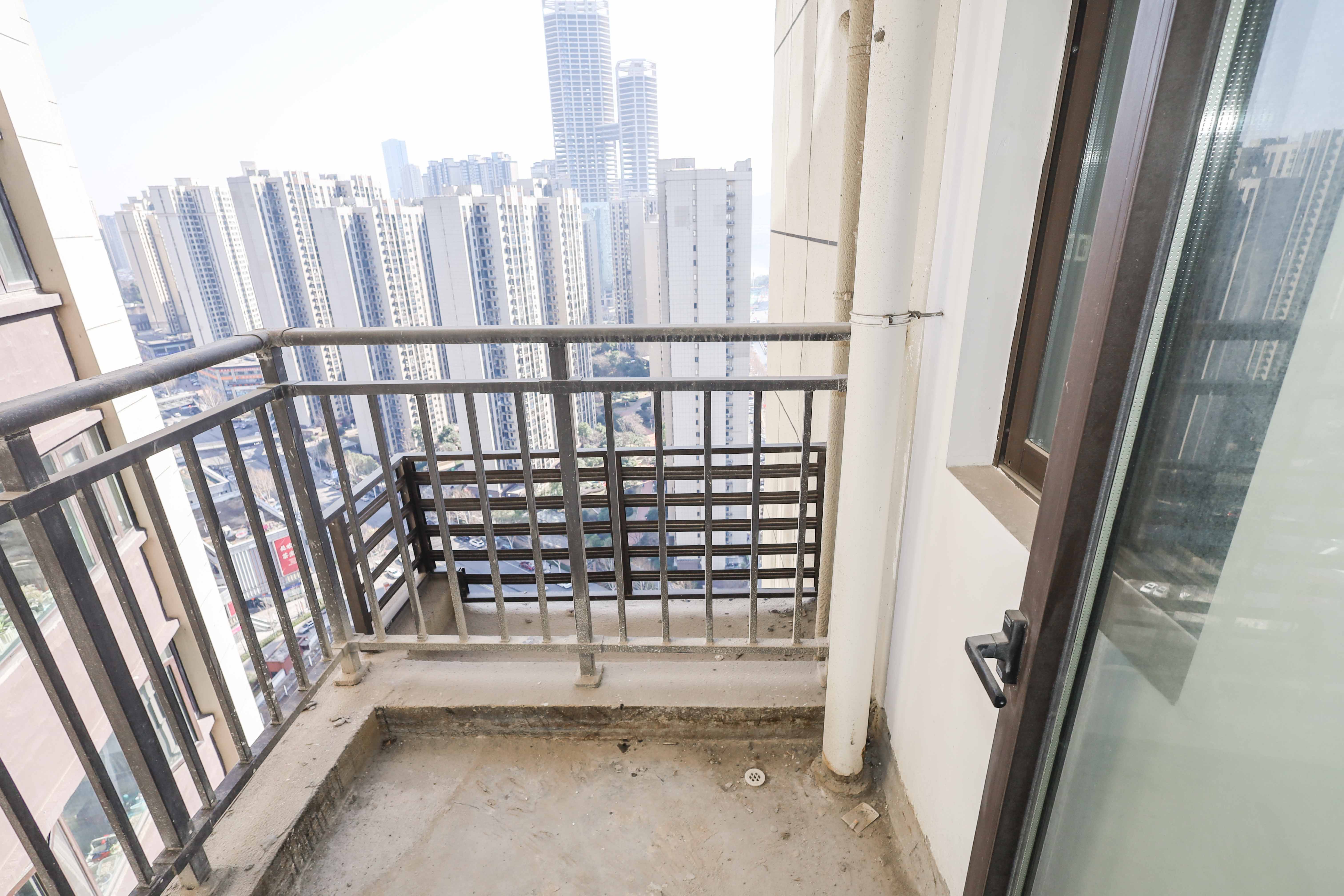 中国铁建梅溪青秀三期  3室2厅2卫   130.00万阳台
