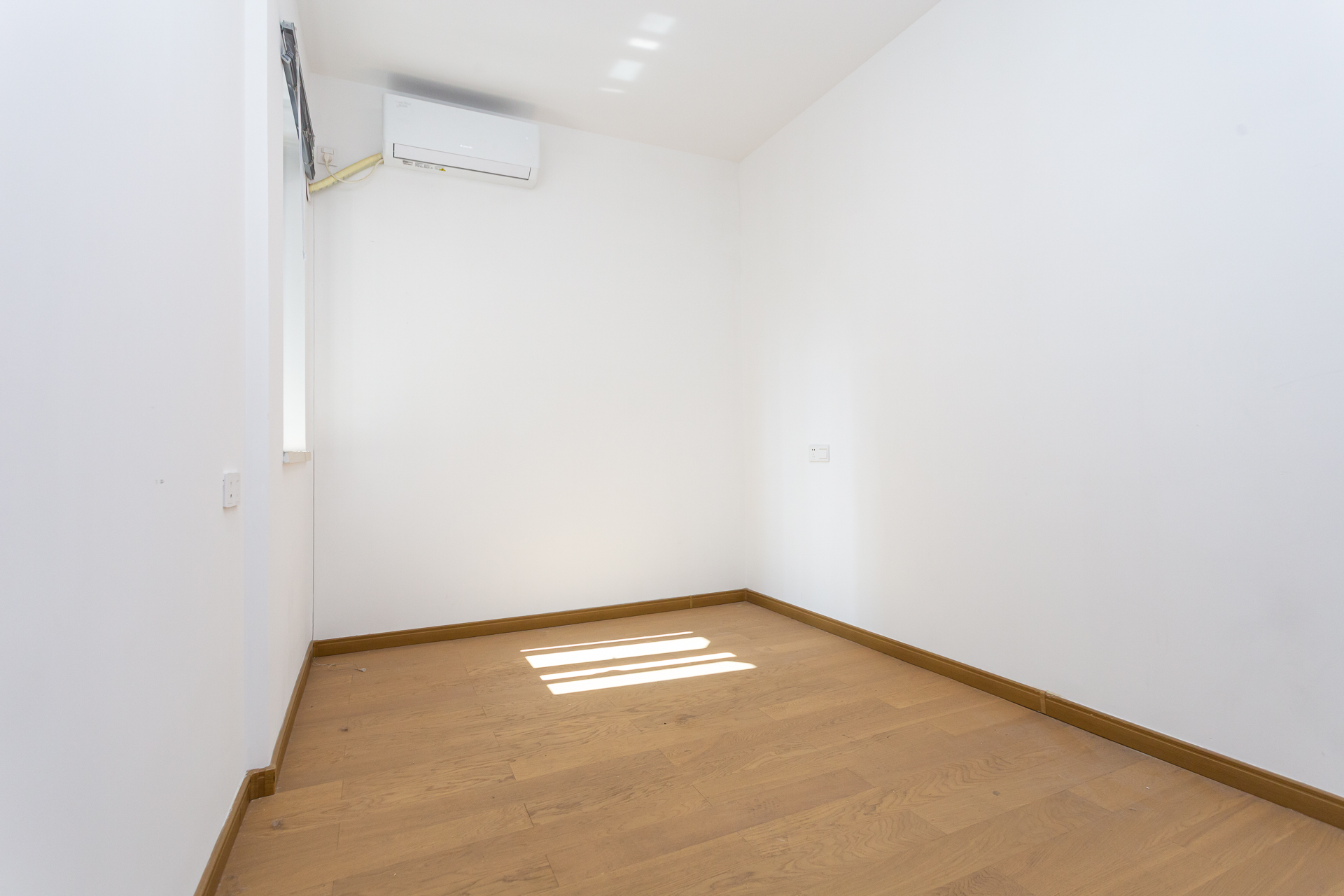 万润滨江天著  4室2厅2卫    145.0万 万润滨江天著  4室2厅2卫    145.0万卧室