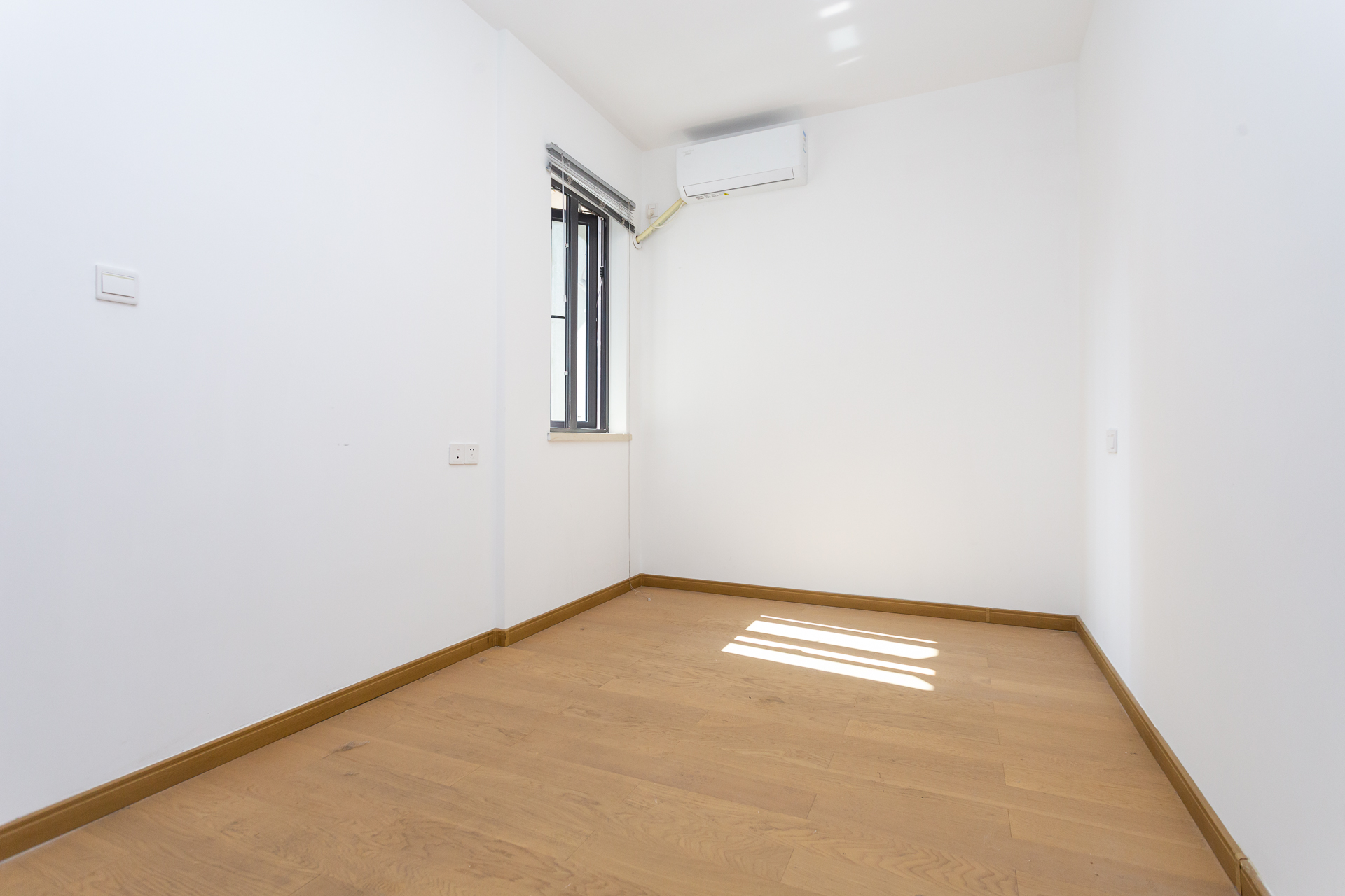 万润滨江天著  4室2厅2卫    145.0万 万润滨江天著  4室2厅2卫    145.0万卧室