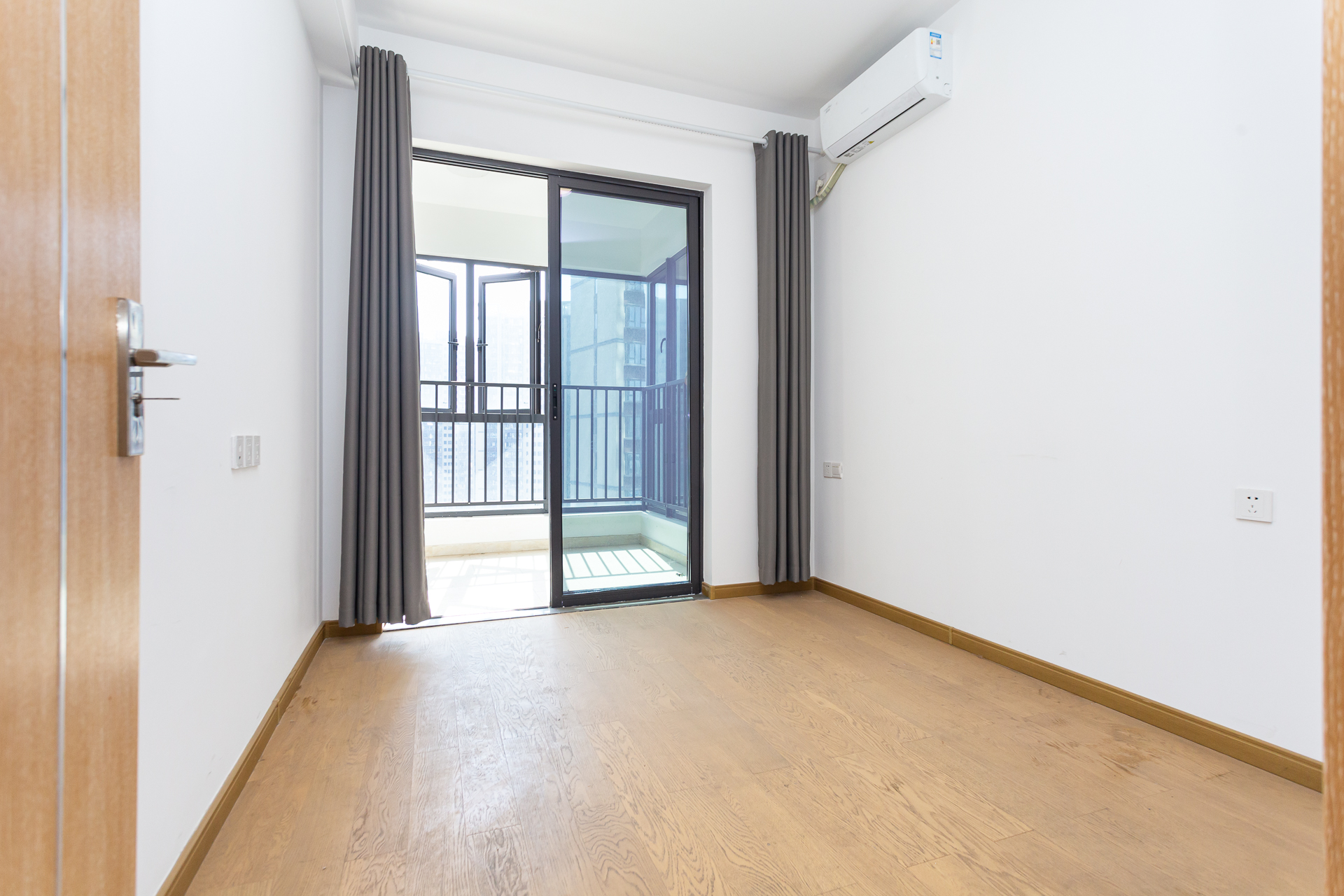 万润滨江天著  4室2厅2卫    145.0万 万润滨江天著  4室2厅2卫    145.0万卧室