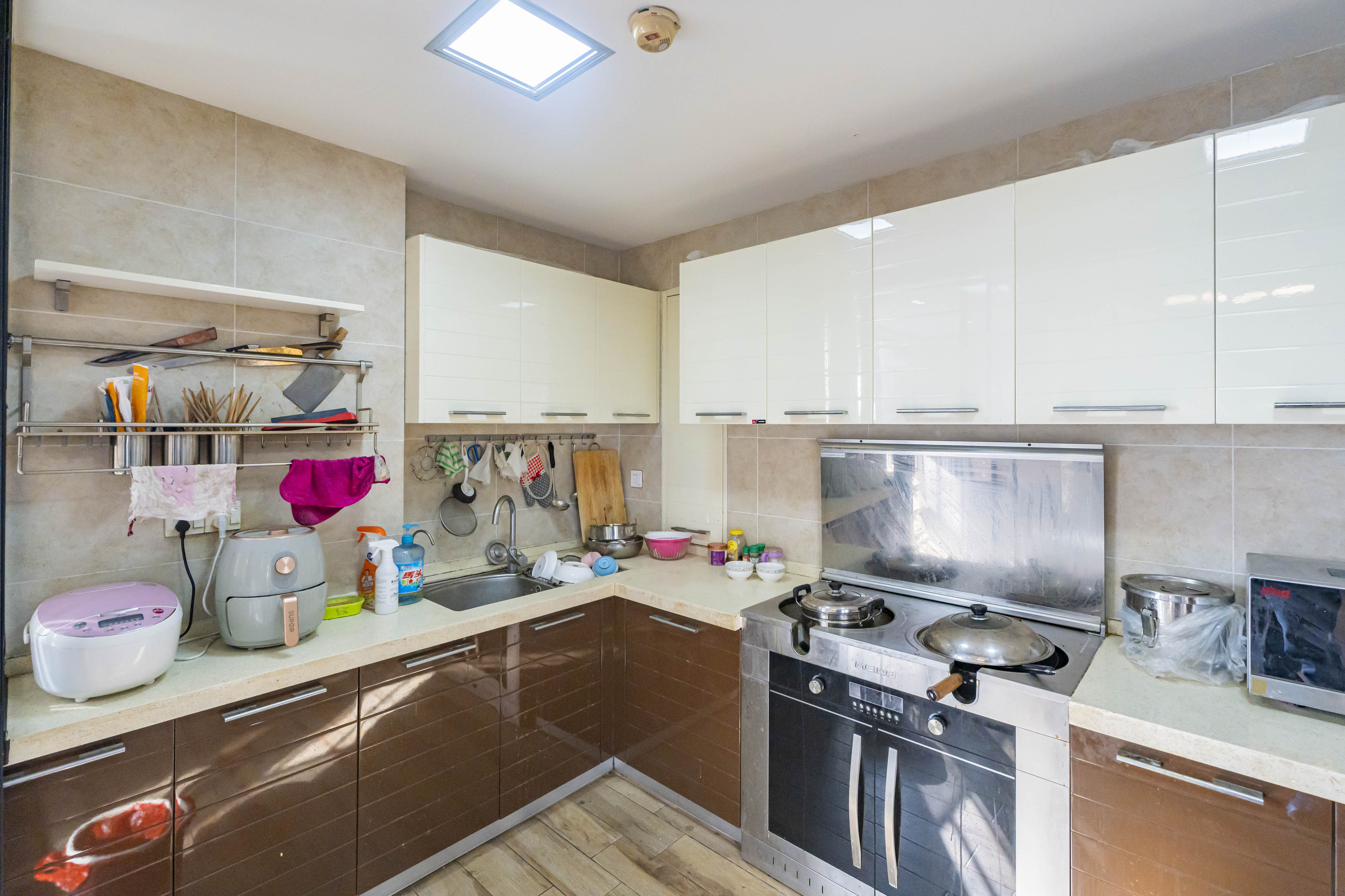 金色溪泉湾  4室2厅2卫    210.0万 金色溪泉湾  4室2厅2卫    210.0万厨房