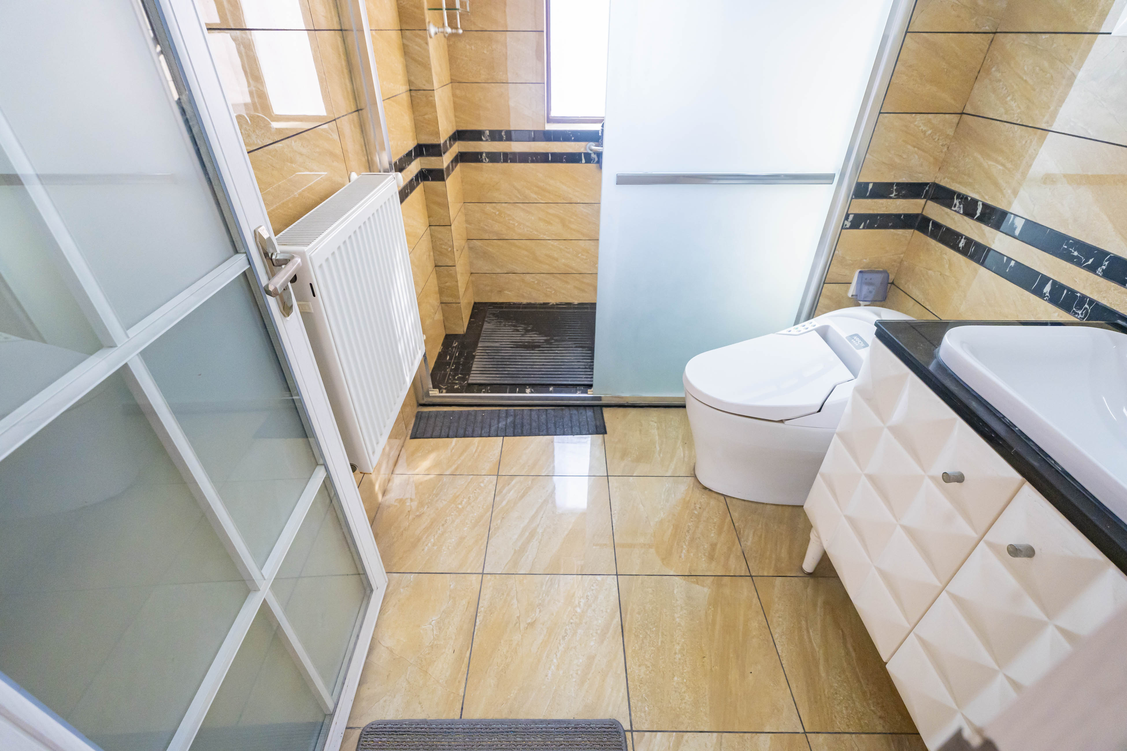 金色溪泉湾  4室2厅2卫    210.0万 金色溪泉湾  4室2厅2卫    210.0万卫生间