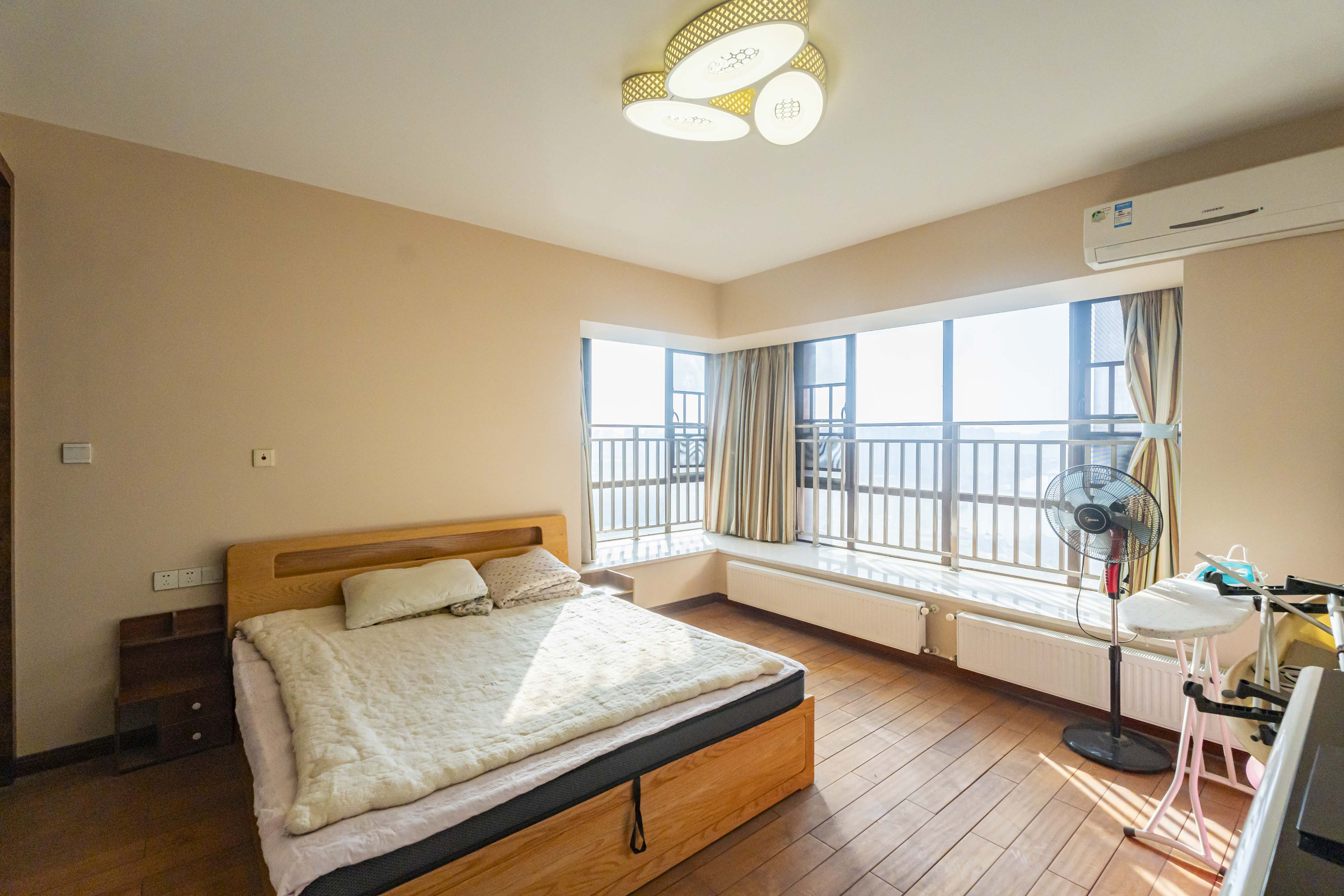 金色溪泉湾  4室2厅2卫    210.0万 金色溪泉湾  4室2厅2卫    210.0万卧室