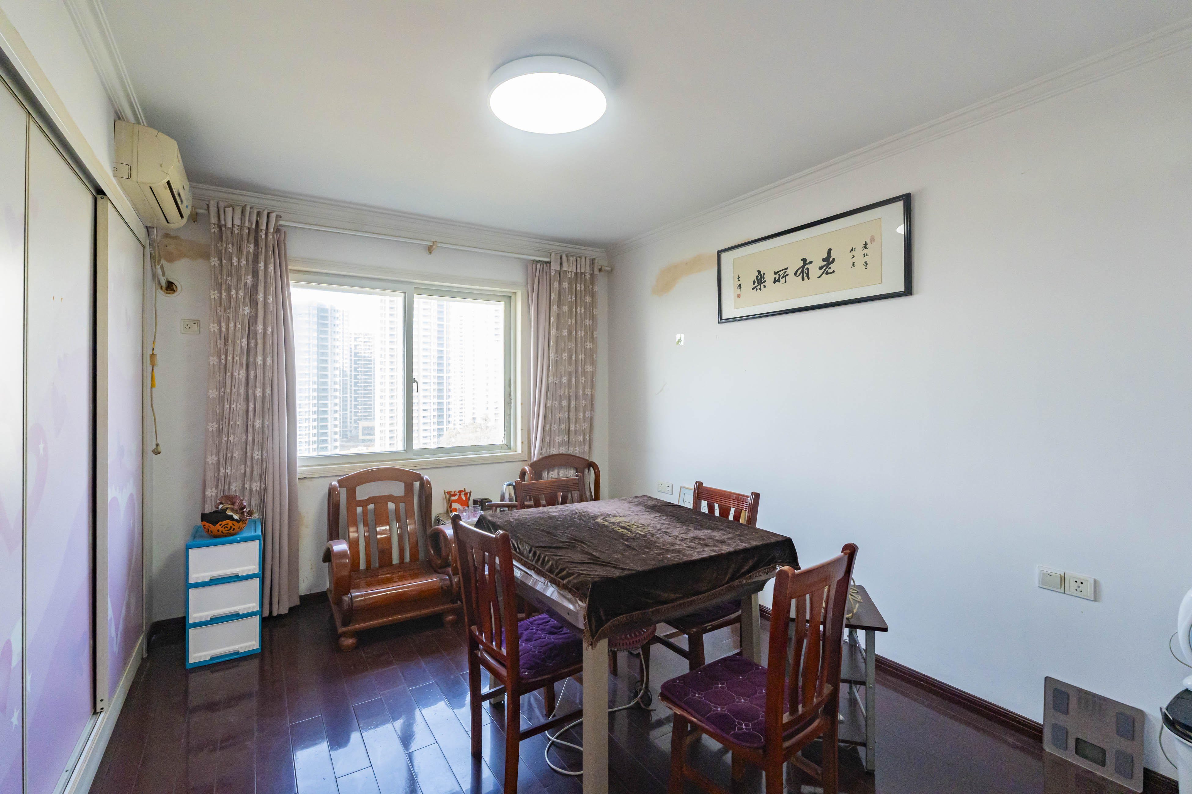 学府华庭  3室2厅2卫   128.00万卧室