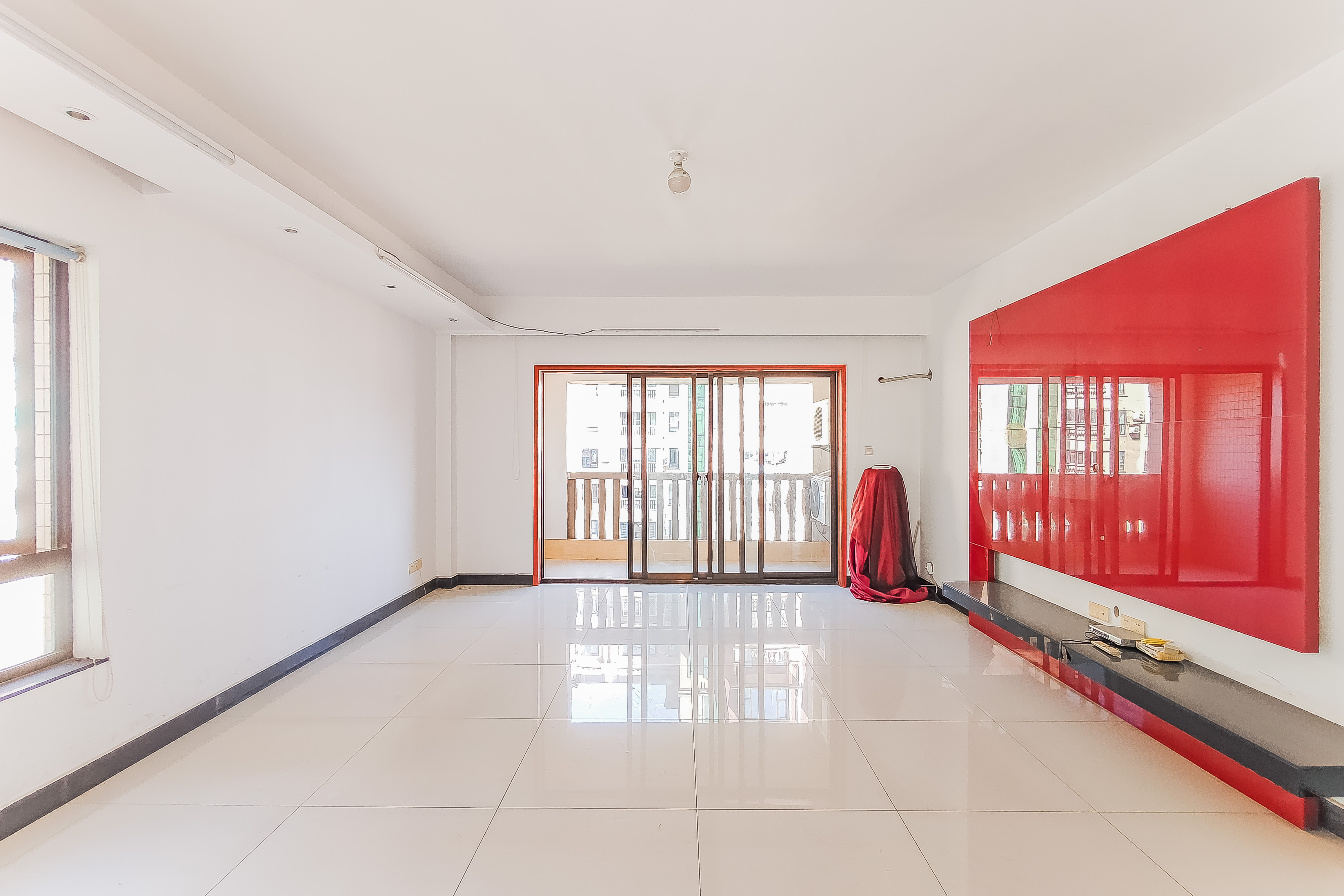 巴黎香榭 4室2厅2卫 150.0万 巴黎香榭 4室2厅2卫 150.0万客厅