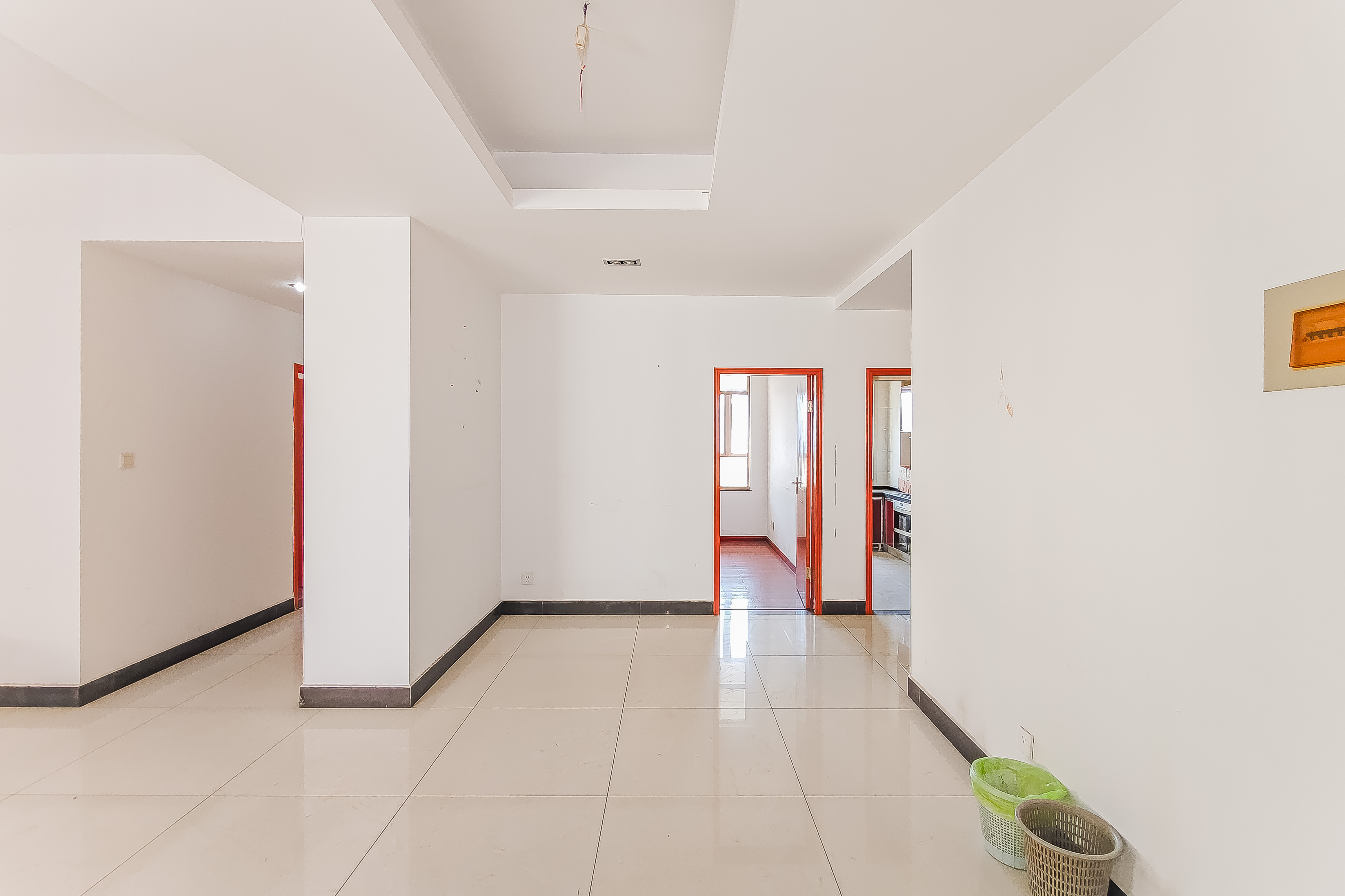 巴黎香榭 4室2厅2卫 150.0万 巴黎香榭 4室2厅2卫 150.0万客厅