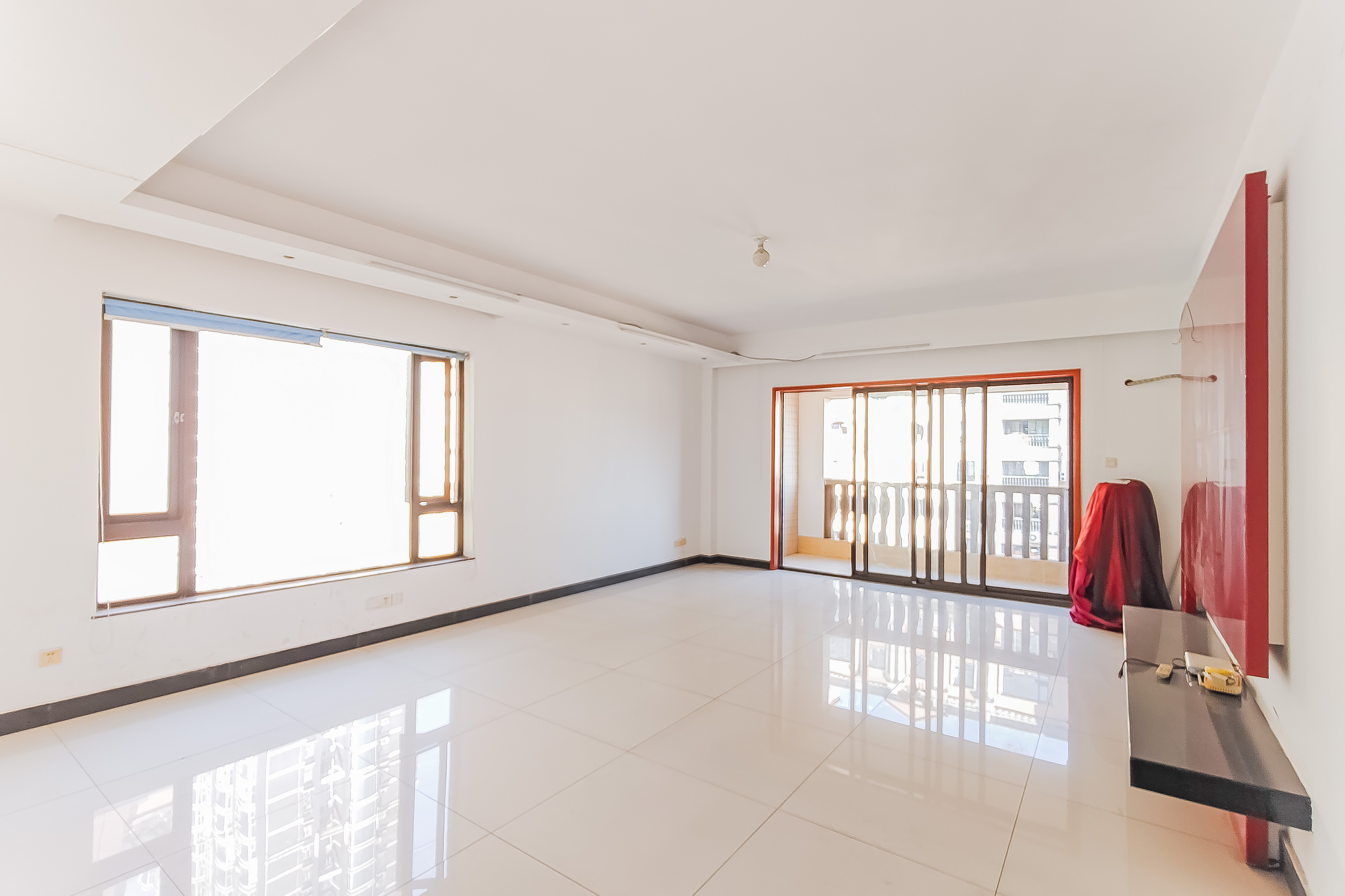 巴黎香榭 4室2厅2卫 150.0万 巴黎香榭 4室2厅2卫 150.0万客厅