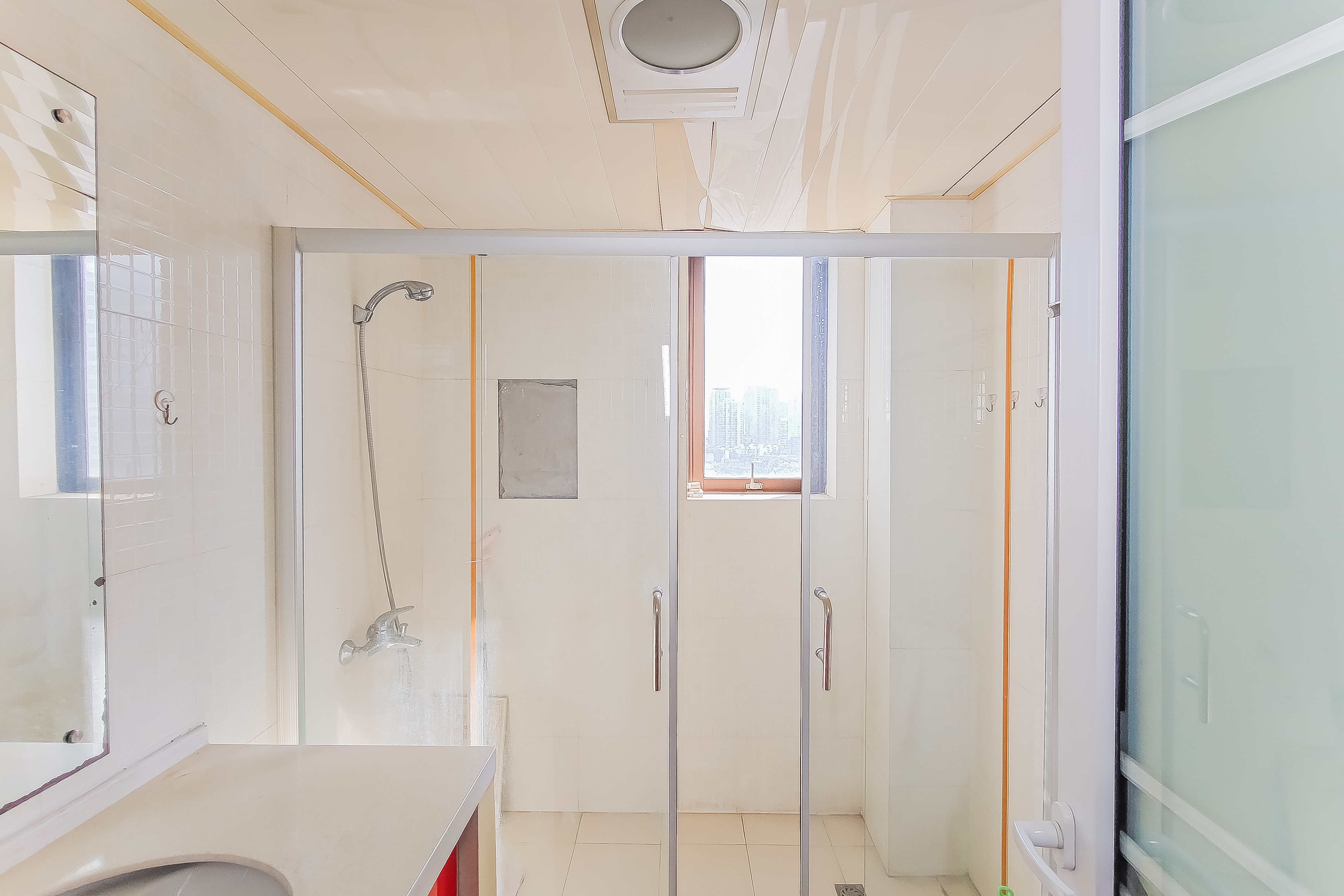 巴黎香榭 4室2厅2卫 150.0万 巴黎香榭 4室2厅2卫 150.0万卫生间