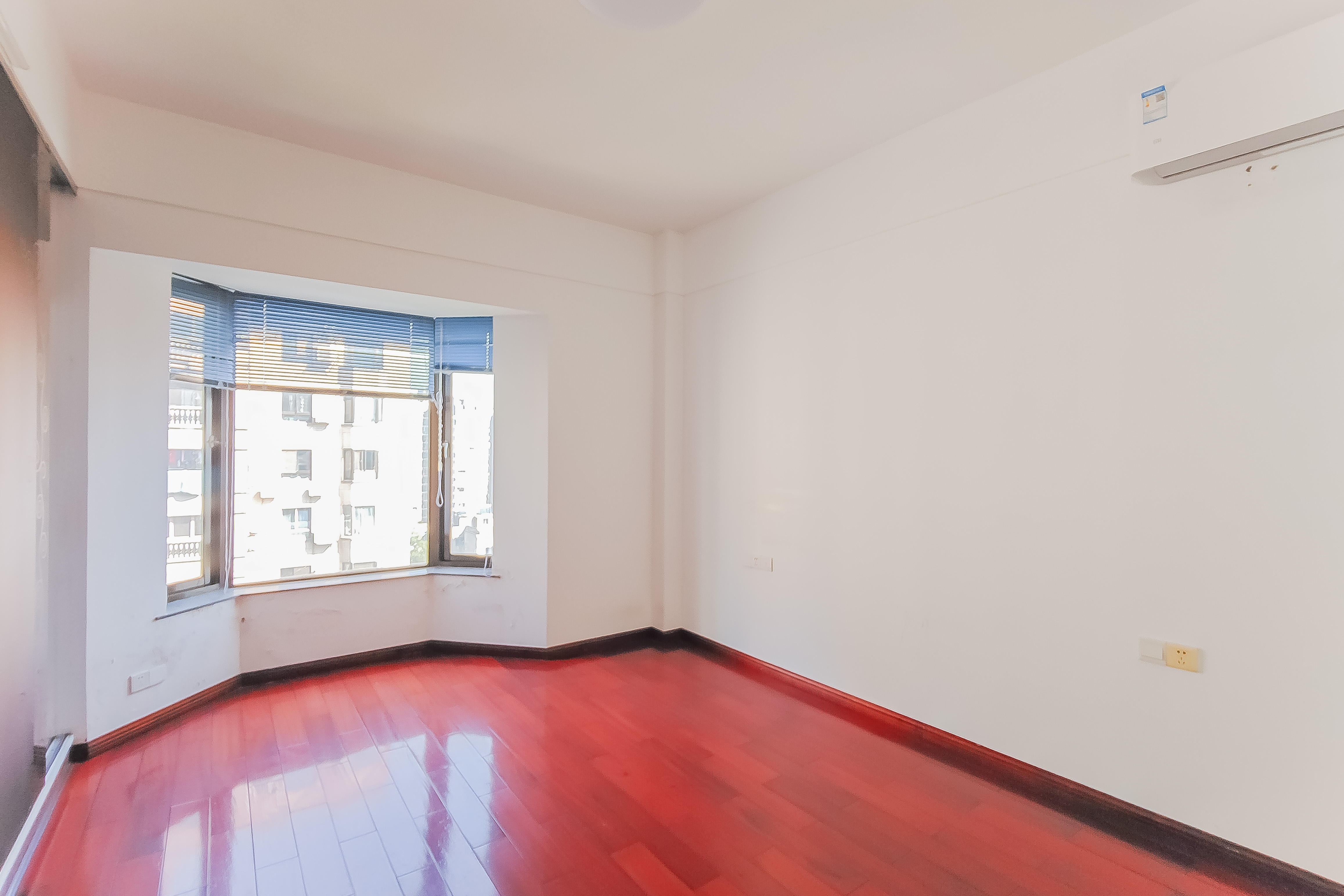 巴黎香榭 4室2厅2卫 150.0万 巴黎香榭 4室2厅2卫 150.0万卧室