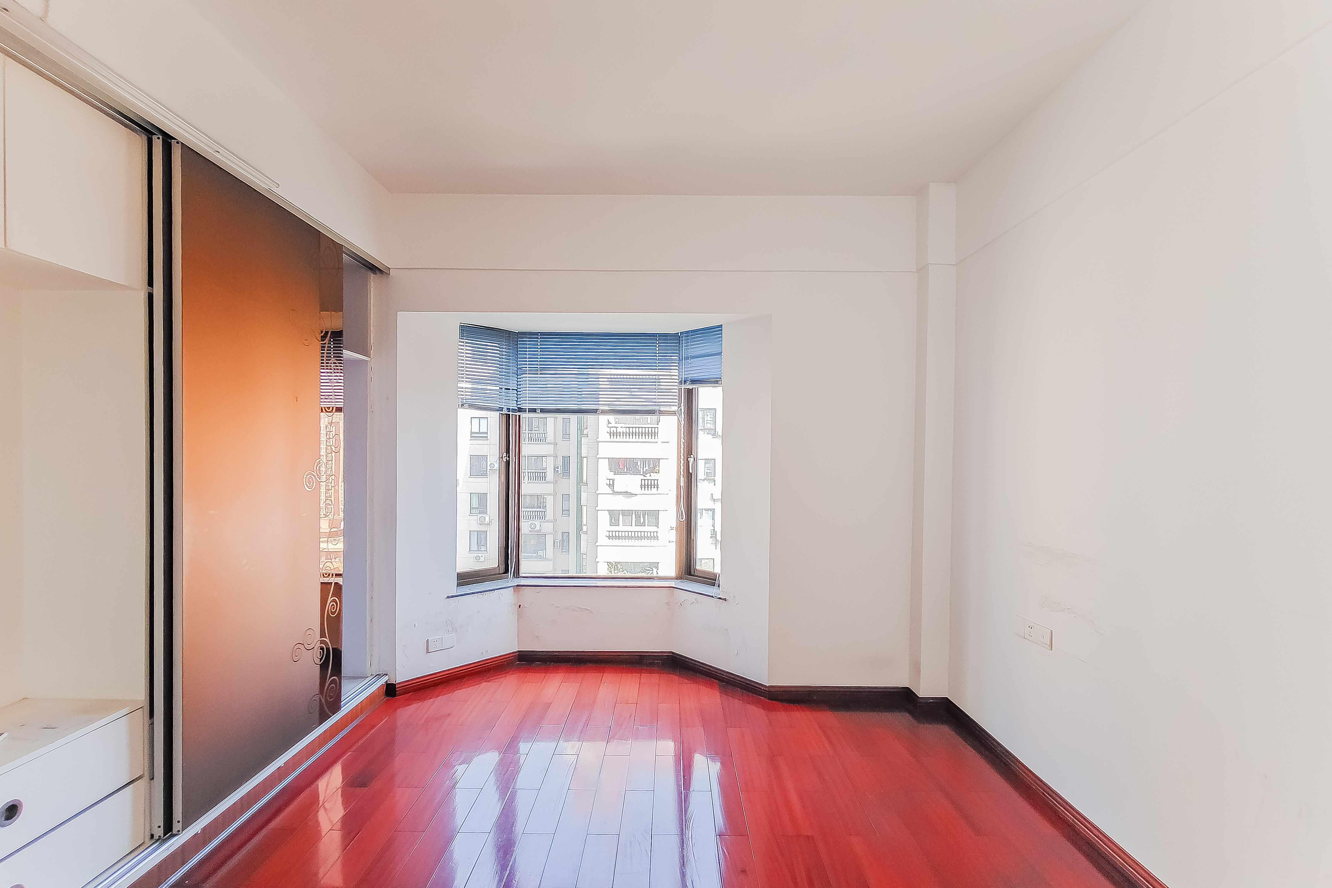 巴黎香榭 4室2厅2卫 150.0万 巴黎香榭 4室2厅2卫 150.0万卧室