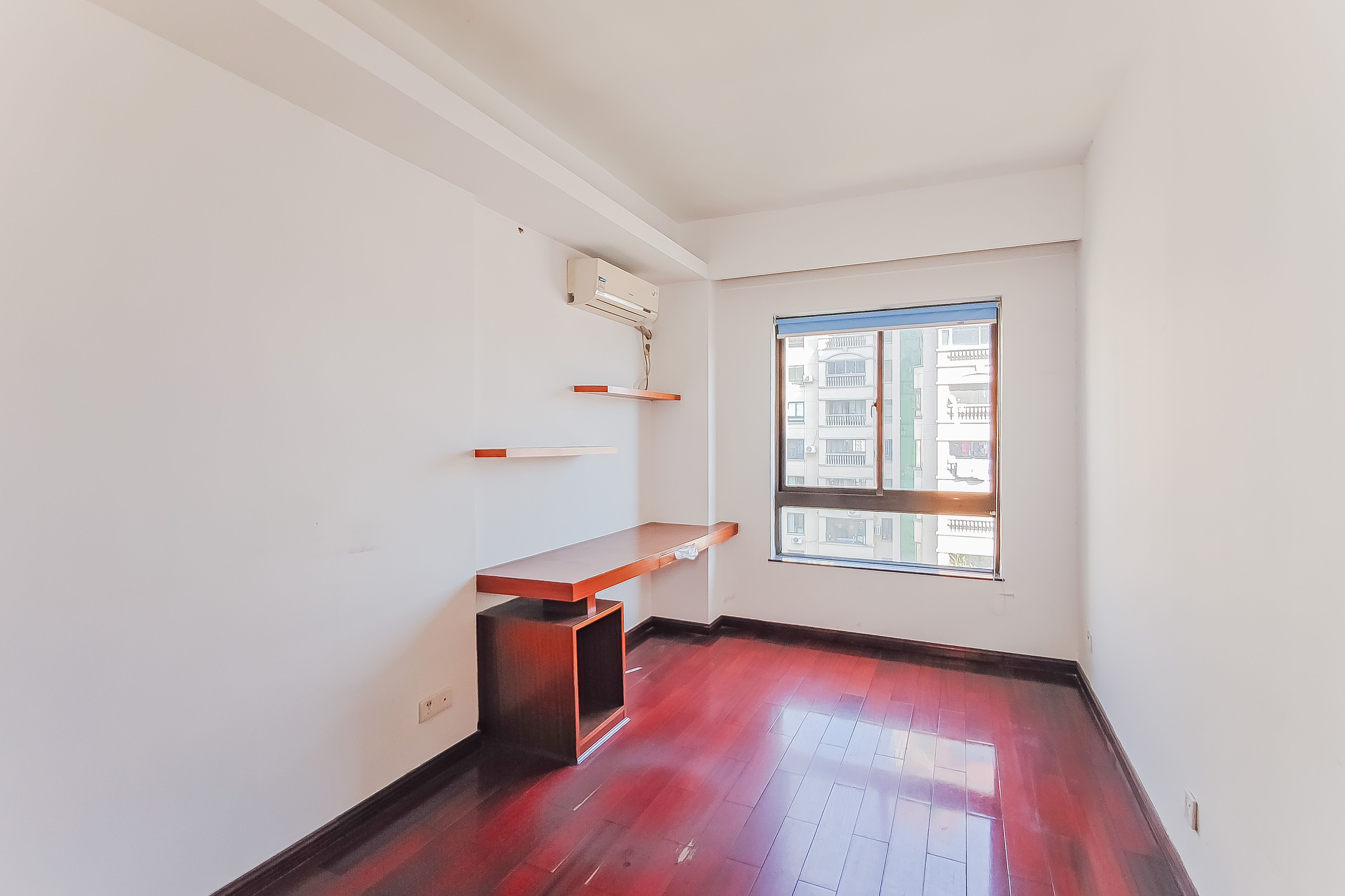 巴黎香榭 4室2厅2卫 150.0万 巴黎香榭 4室2厅2卫 150.0万卧室