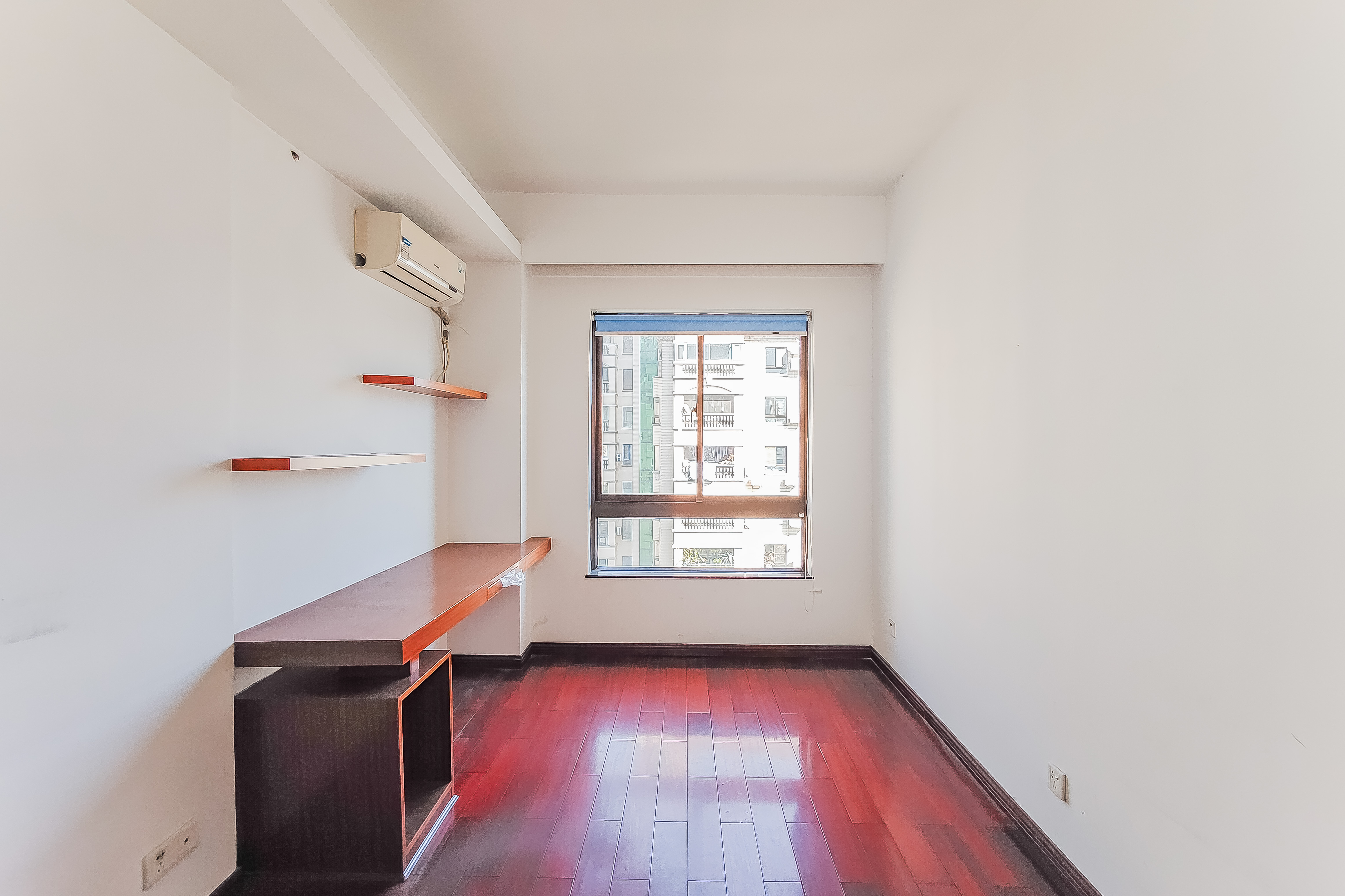 巴黎香榭 4室2厅2卫 150.0万 巴黎香榭 4室2厅2卫 150.0万卧室