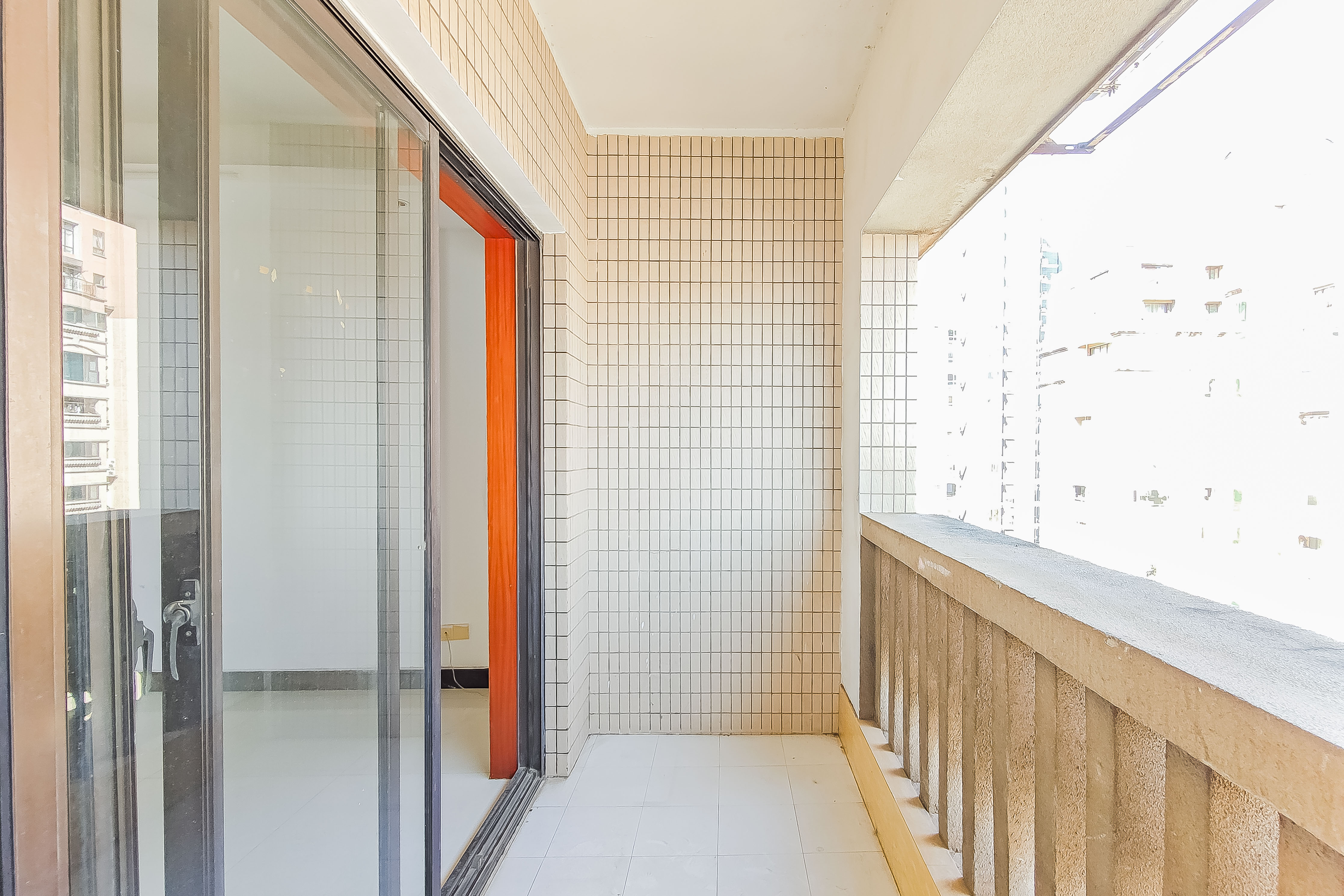 巴黎香榭 4室2厅2卫 150.0万 巴黎香榭 4室2厅2卫 150.0万阳台