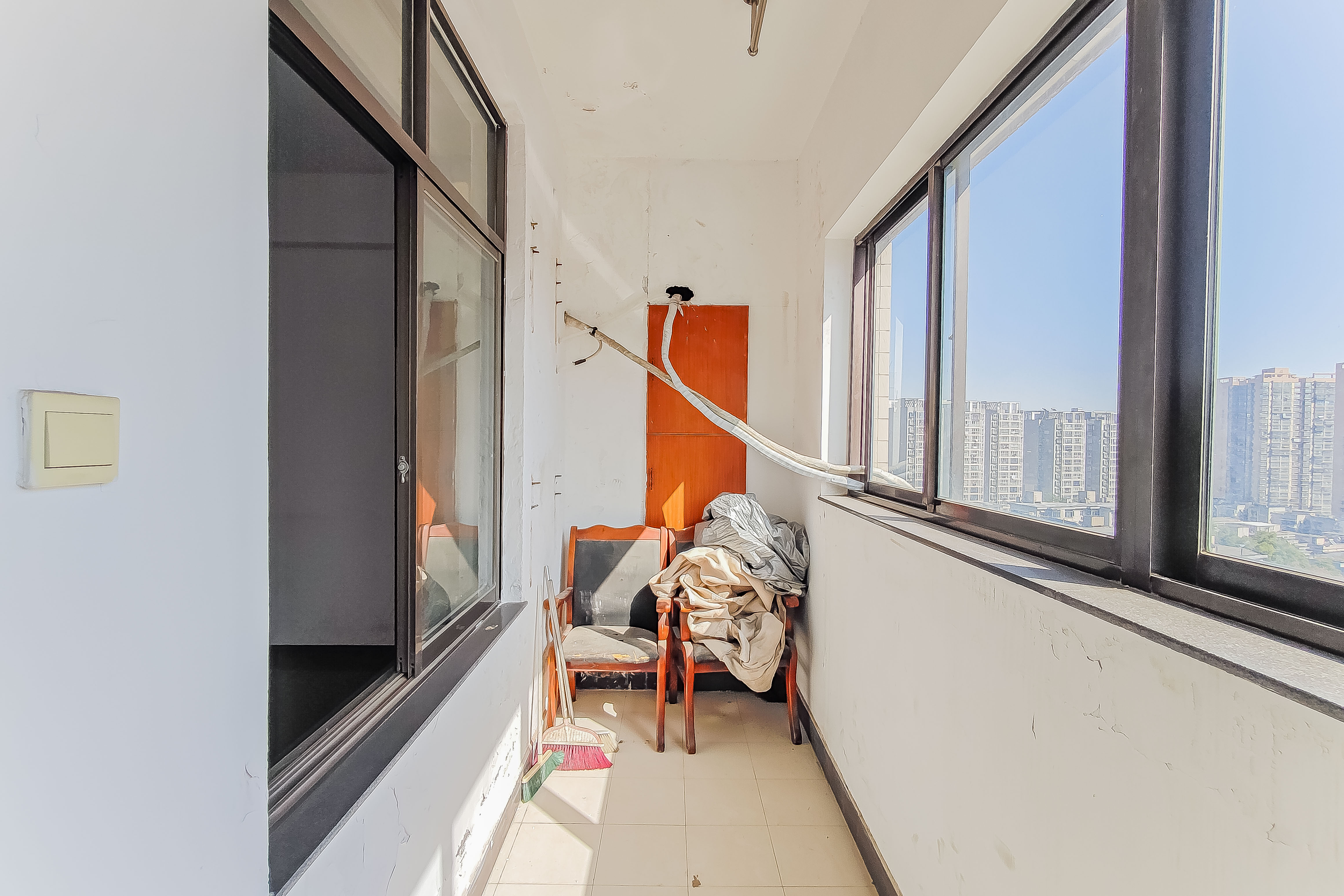 巴黎香榭 4室2厅2卫 150.0万 巴黎香榭 4室2厅2卫 150.0万阳台