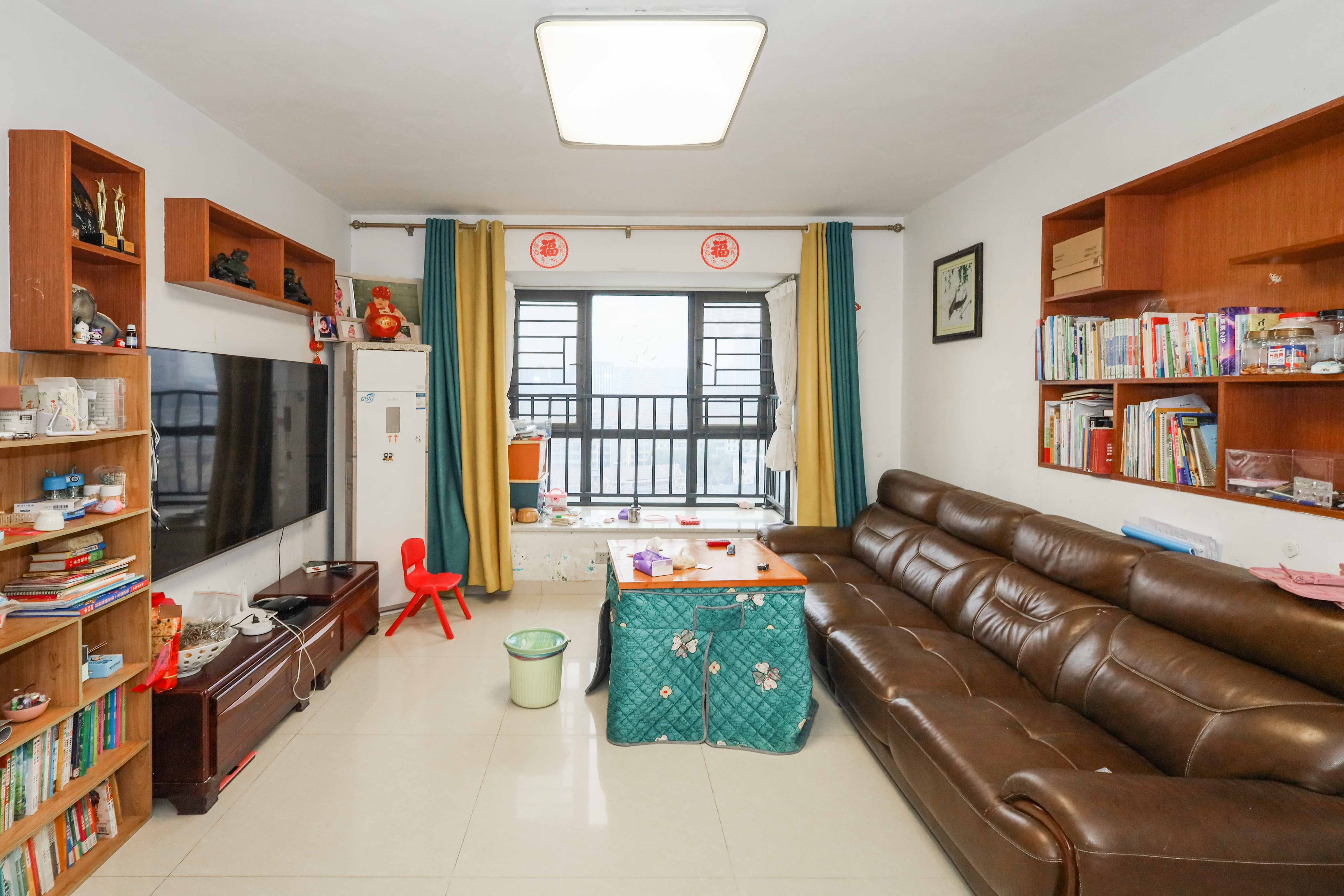 天元涉外桃园 3室2厅1卫 72.0万 天元涉外桃园 3室2厅1卫 72.0万客厅