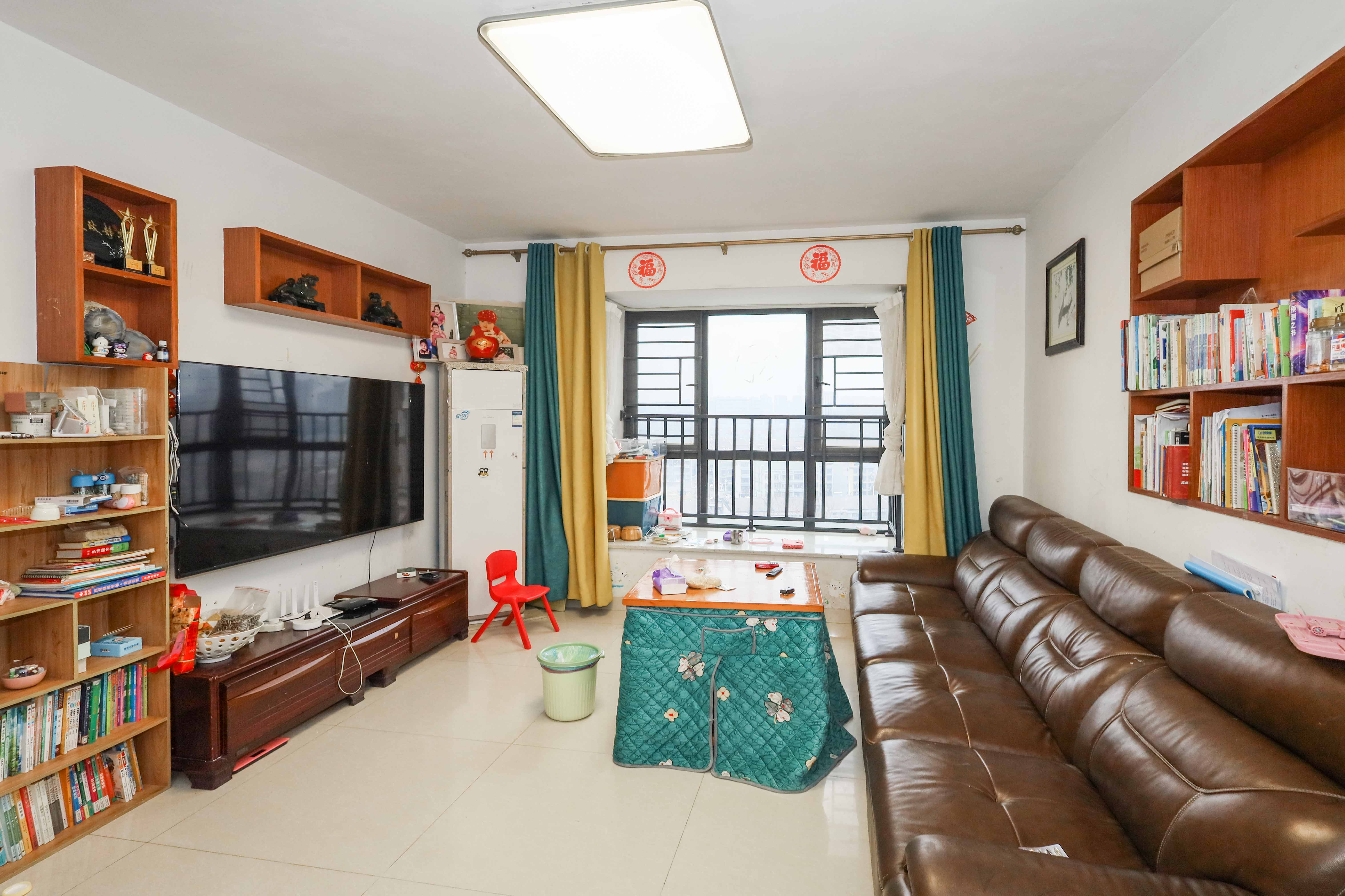 天元涉外桃园 3室2厅1卫 72.0万 天元涉外桃园 3室2厅1卫 72.0万客厅