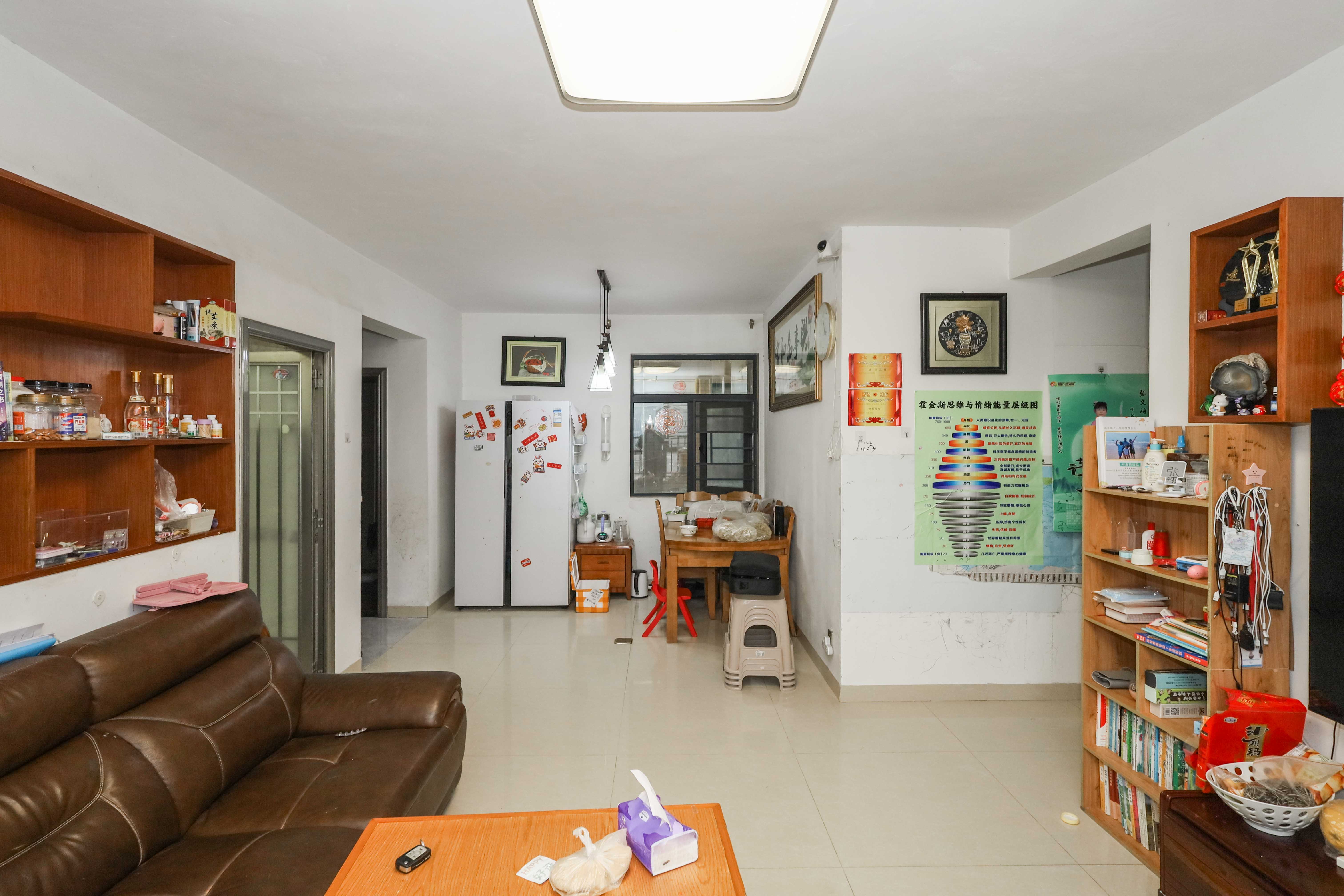 天元涉外桃园 3室2厅1卫 72.0万 天元涉外桃园 3室2厅1卫 72.0万客厅