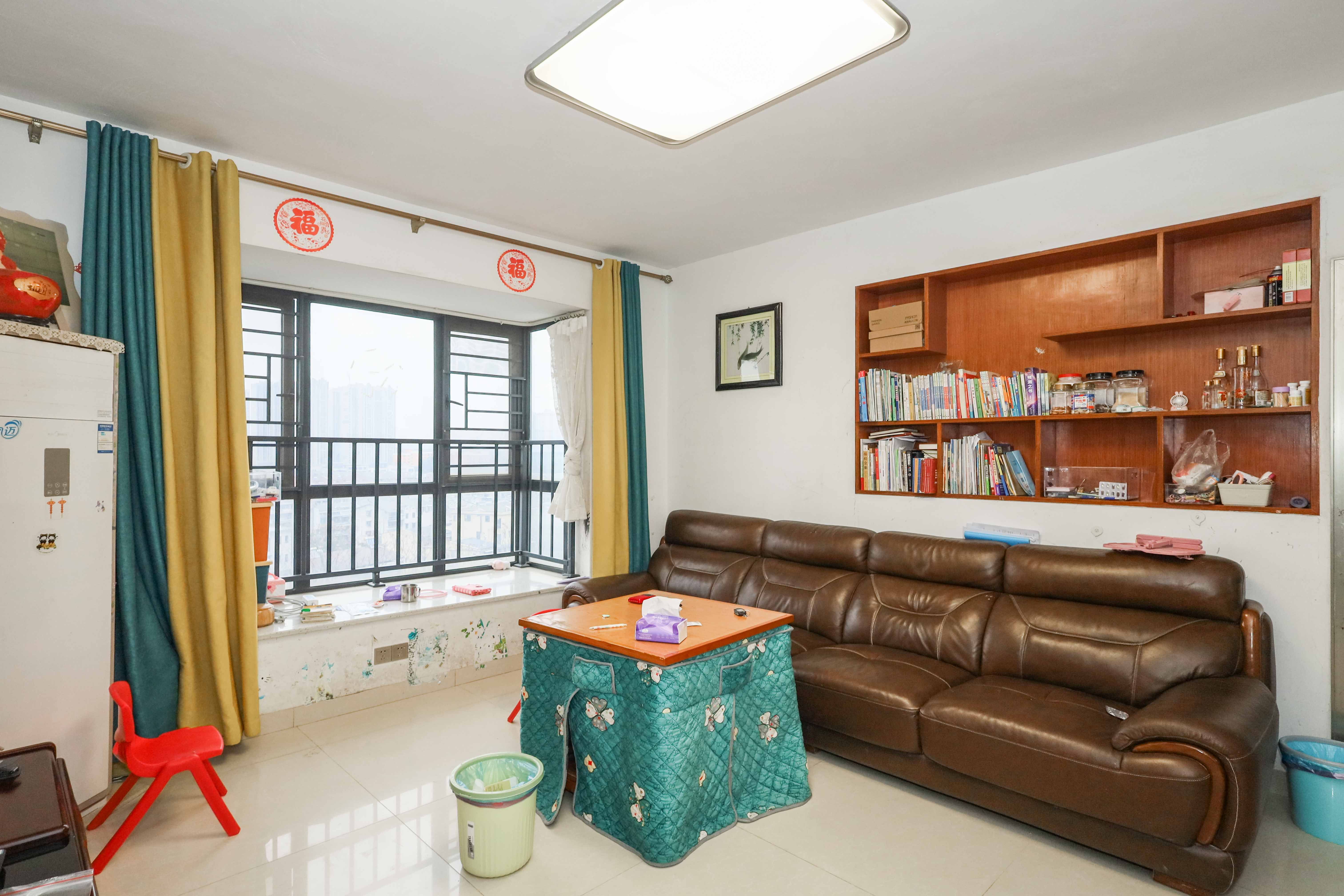 天元涉外桃园 3室2厅1卫 72.0万 天元涉外桃园 3室2厅1卫 72.0万客厅