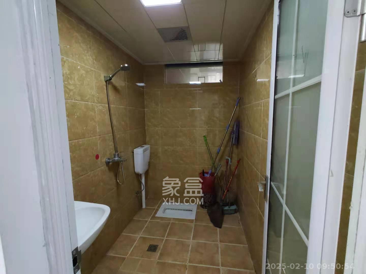 兴邦花城  4室2厅2卫   1500.00元/月室内图