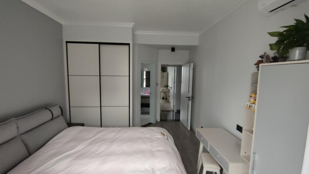 金科华府  3室2厅2卫    75.8万客厅