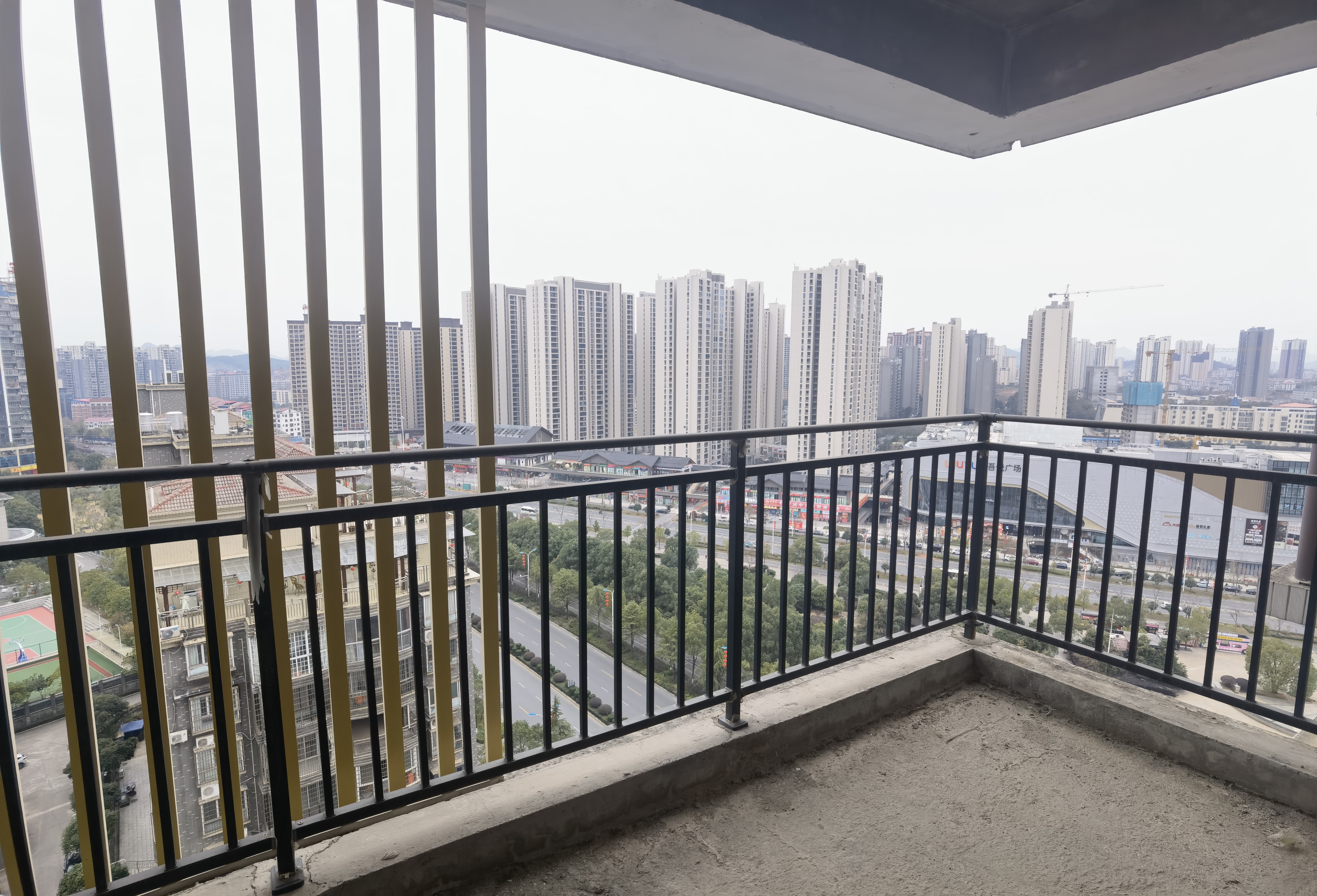 龙一星城 3室2厅2卫 56.8万 龙一星城 3室2厅2卫 56.8万客厅