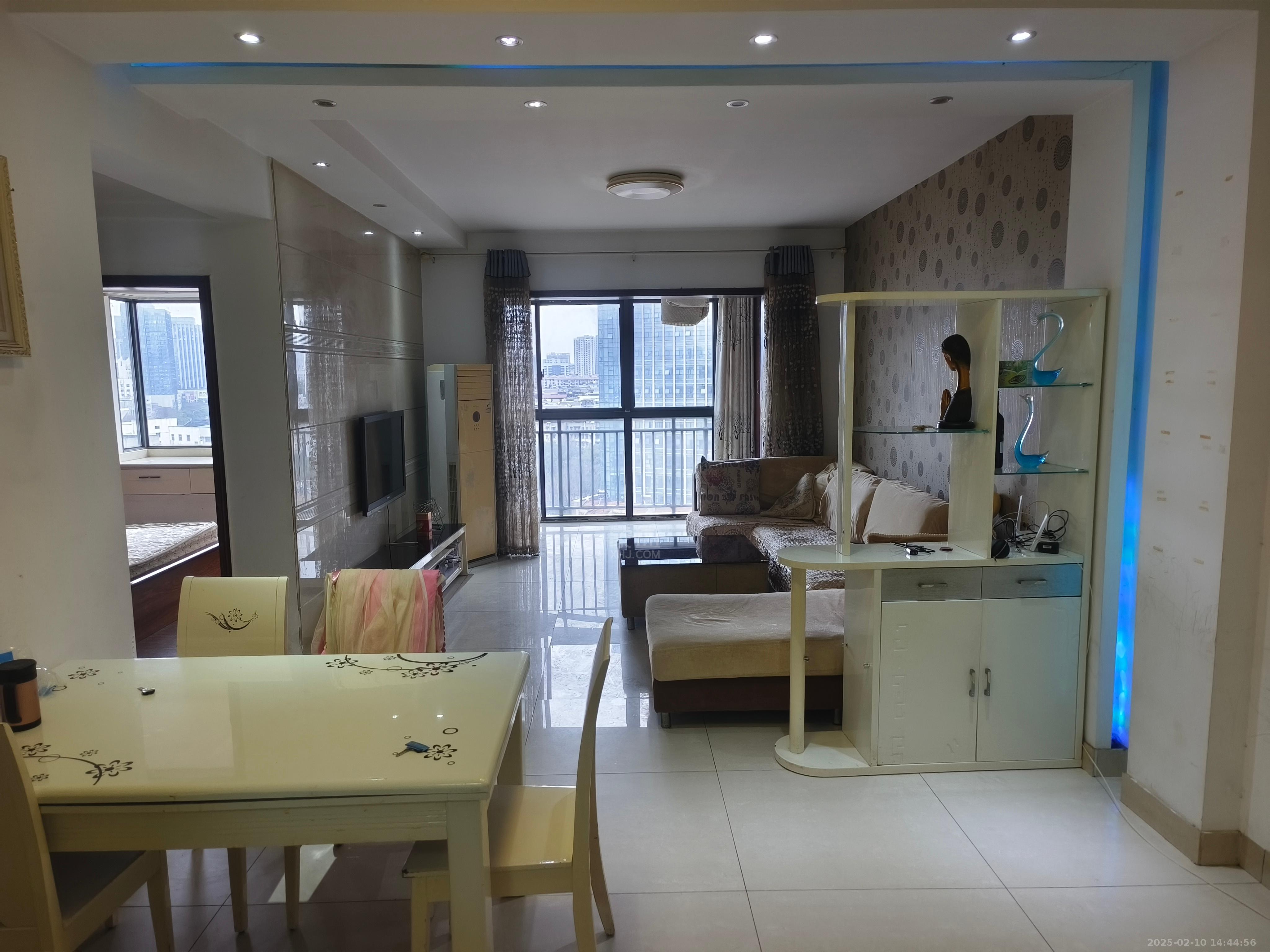 城市风景  2室2厅1卫   1600.00元/月室内图