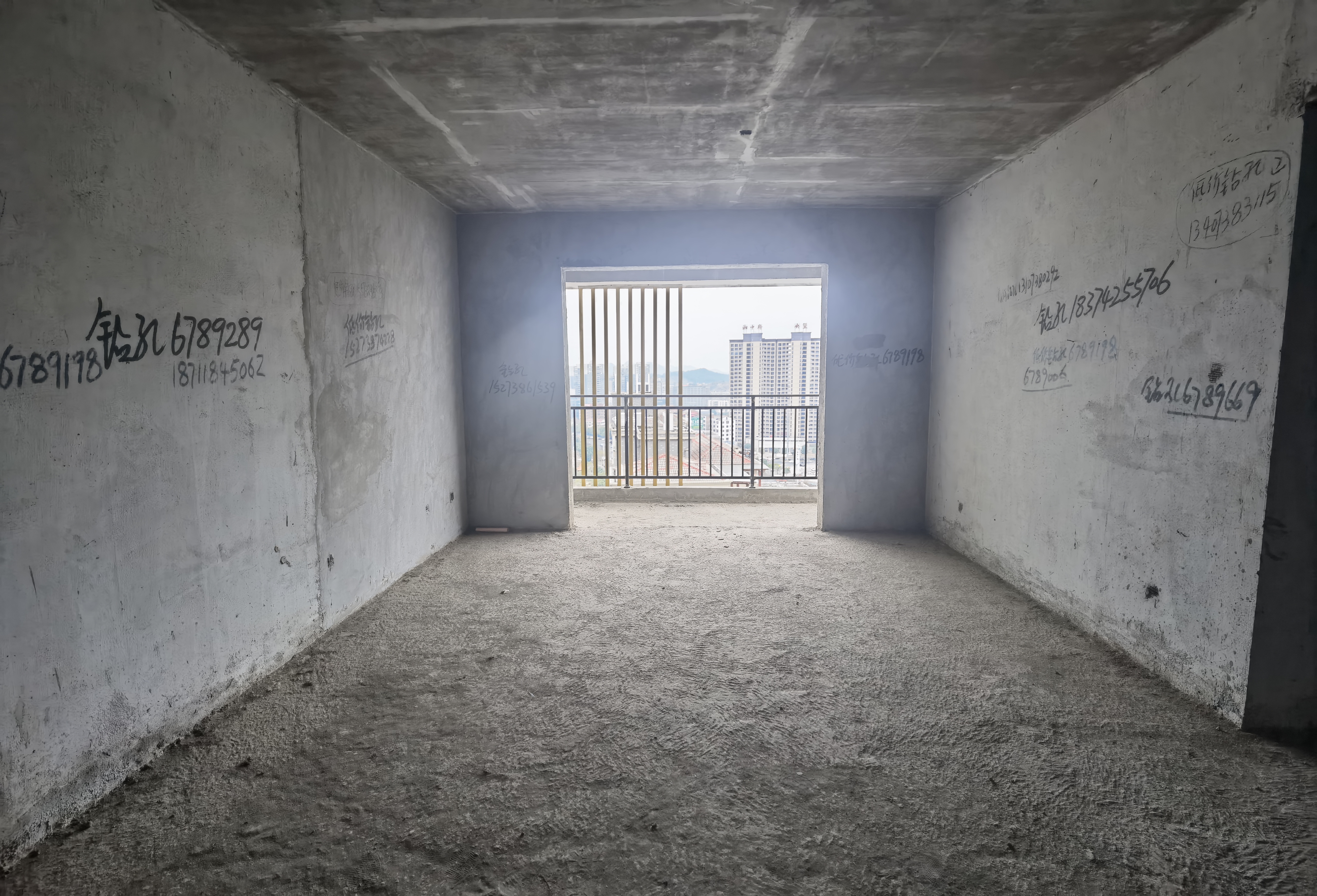 龙一星城 3室2厅2卫 56.8万 龙一星城 3室2厅2卫 56.8万客厅