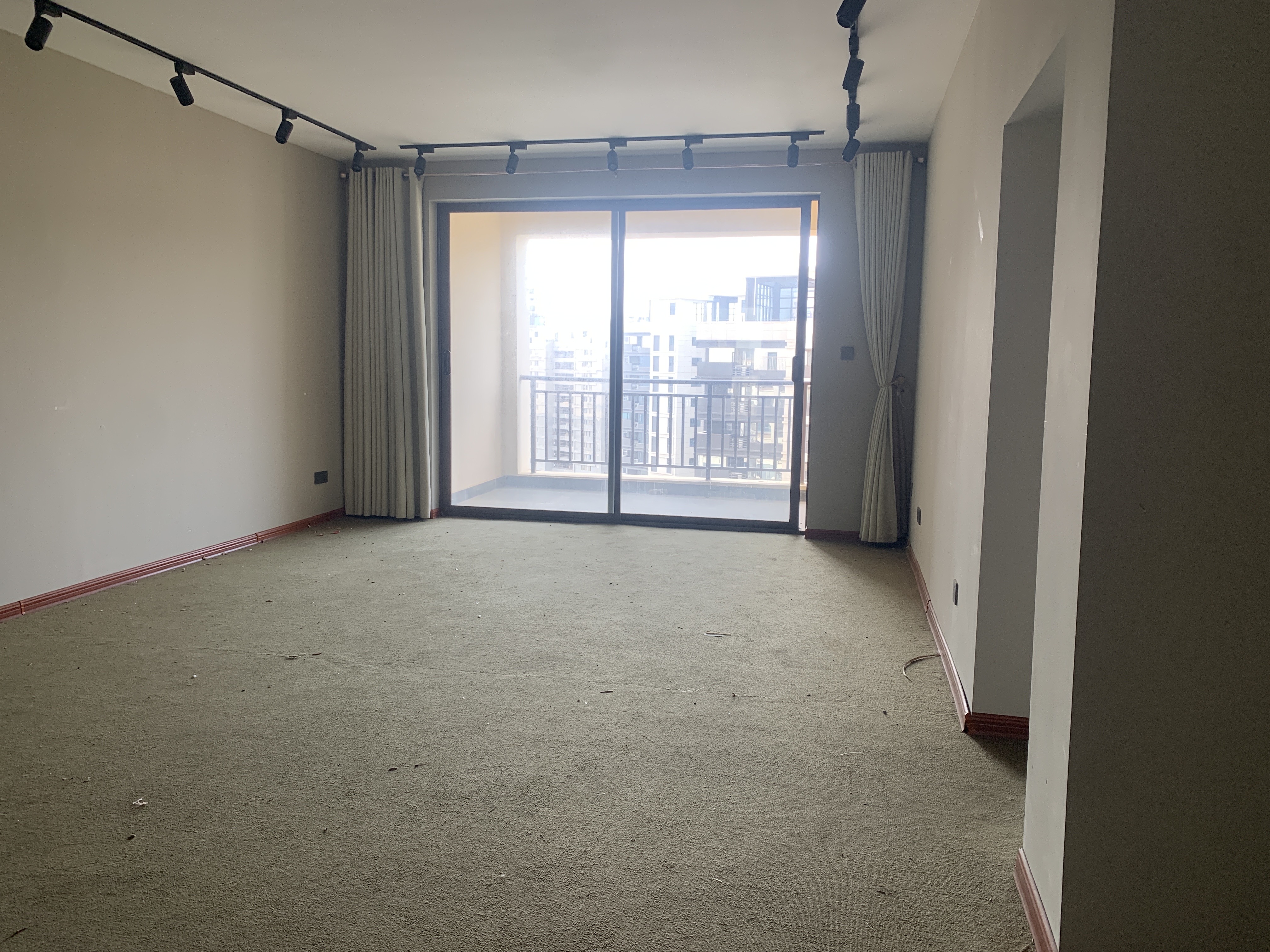 海航豪庭南苑 4室2厅3卫 400.0万 海航豪庭南苑 4室2厅3卫 400.0万客厅