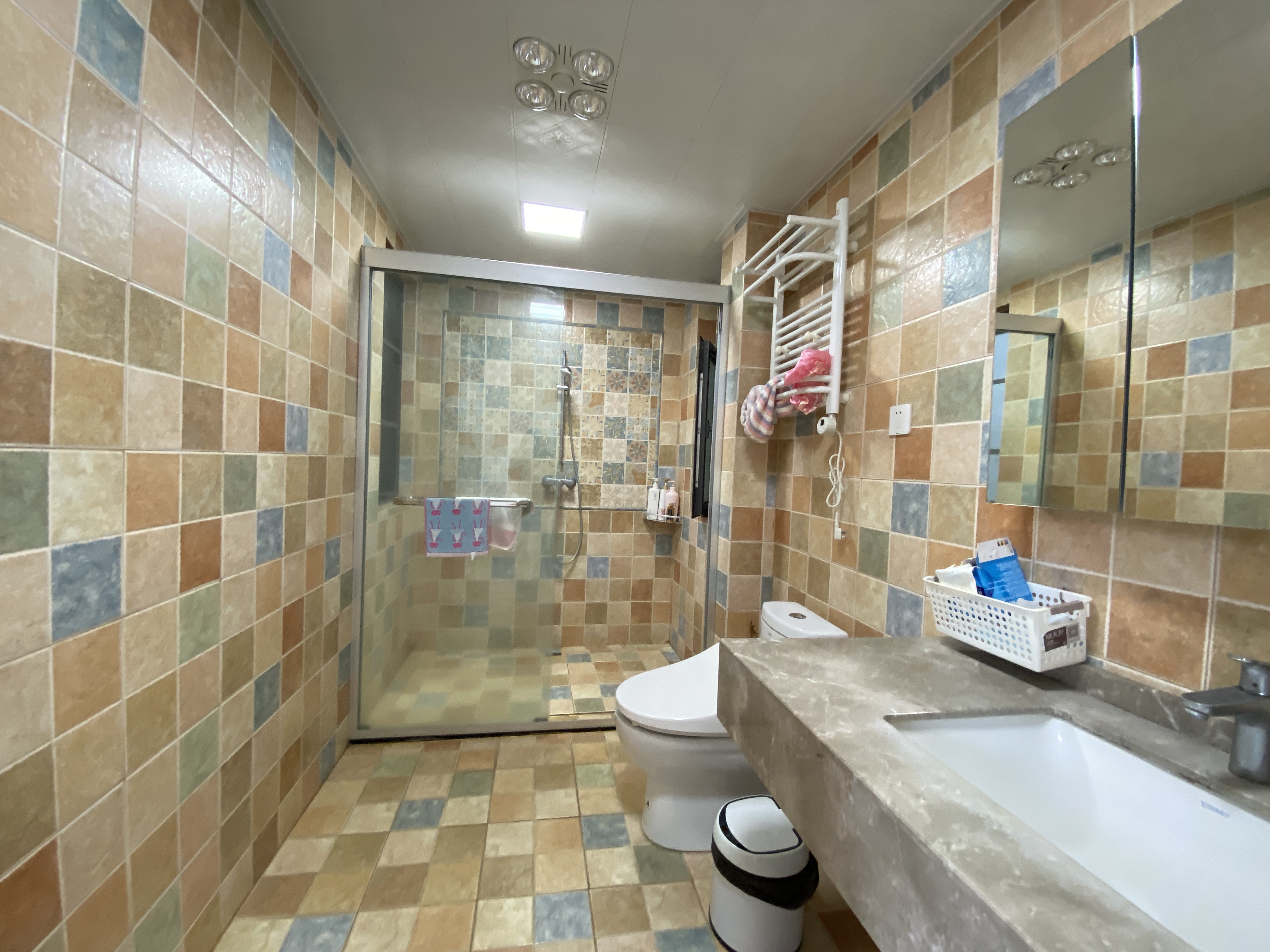 鸿洲江山 5室2厅4卫 630.0万 鸿洲江山 5室2厅4卫 630.0万客厅