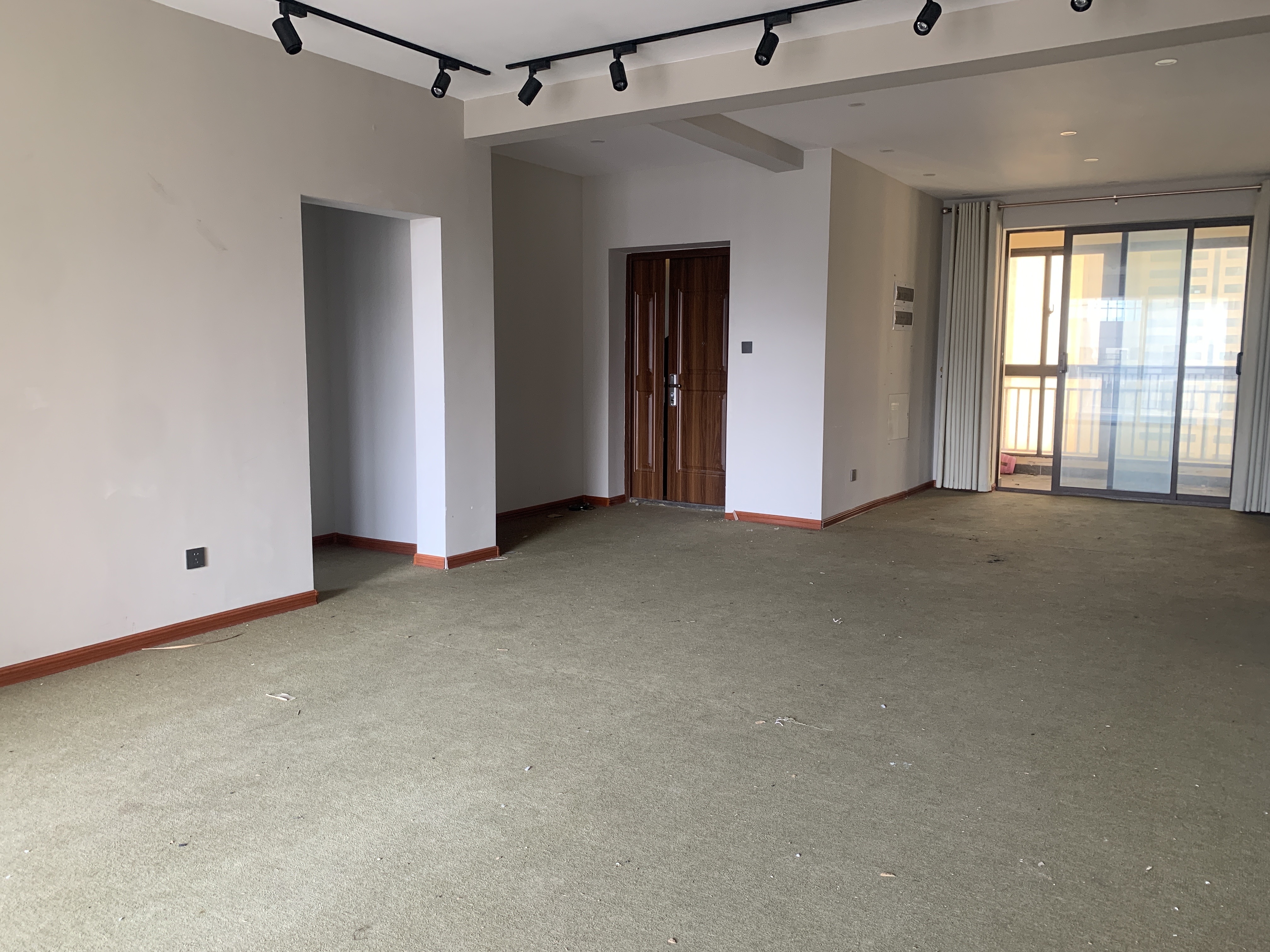 海航豪庭南苑 4室2厅3卫 400.0万 海航豪庭南苑 4室2厅3卫 400.0万客厅