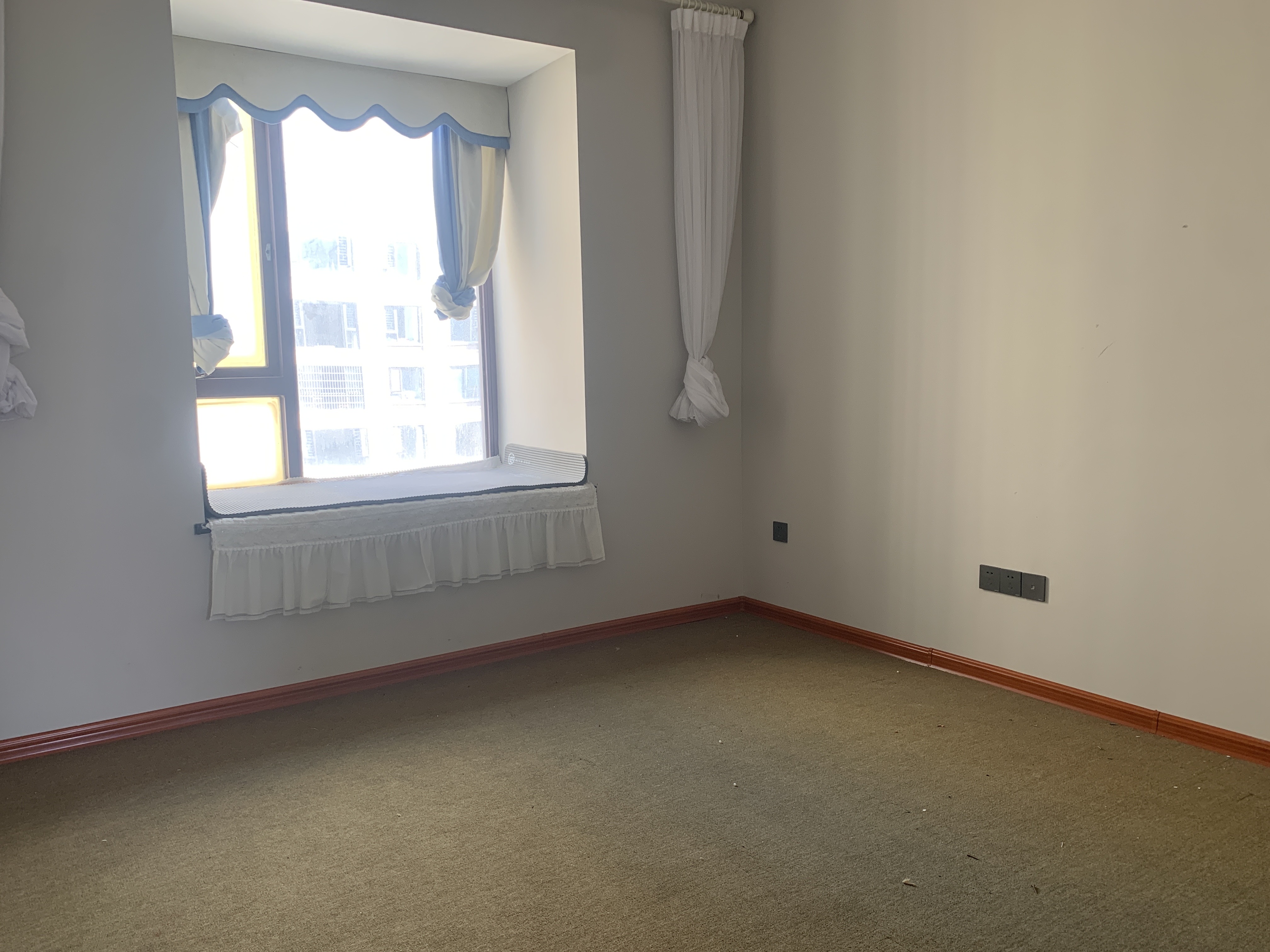 海航豪庭南苑 4室2厅3卫 400.0万 海航豪庭南苑 4室2厅3卫 400.0万客厅