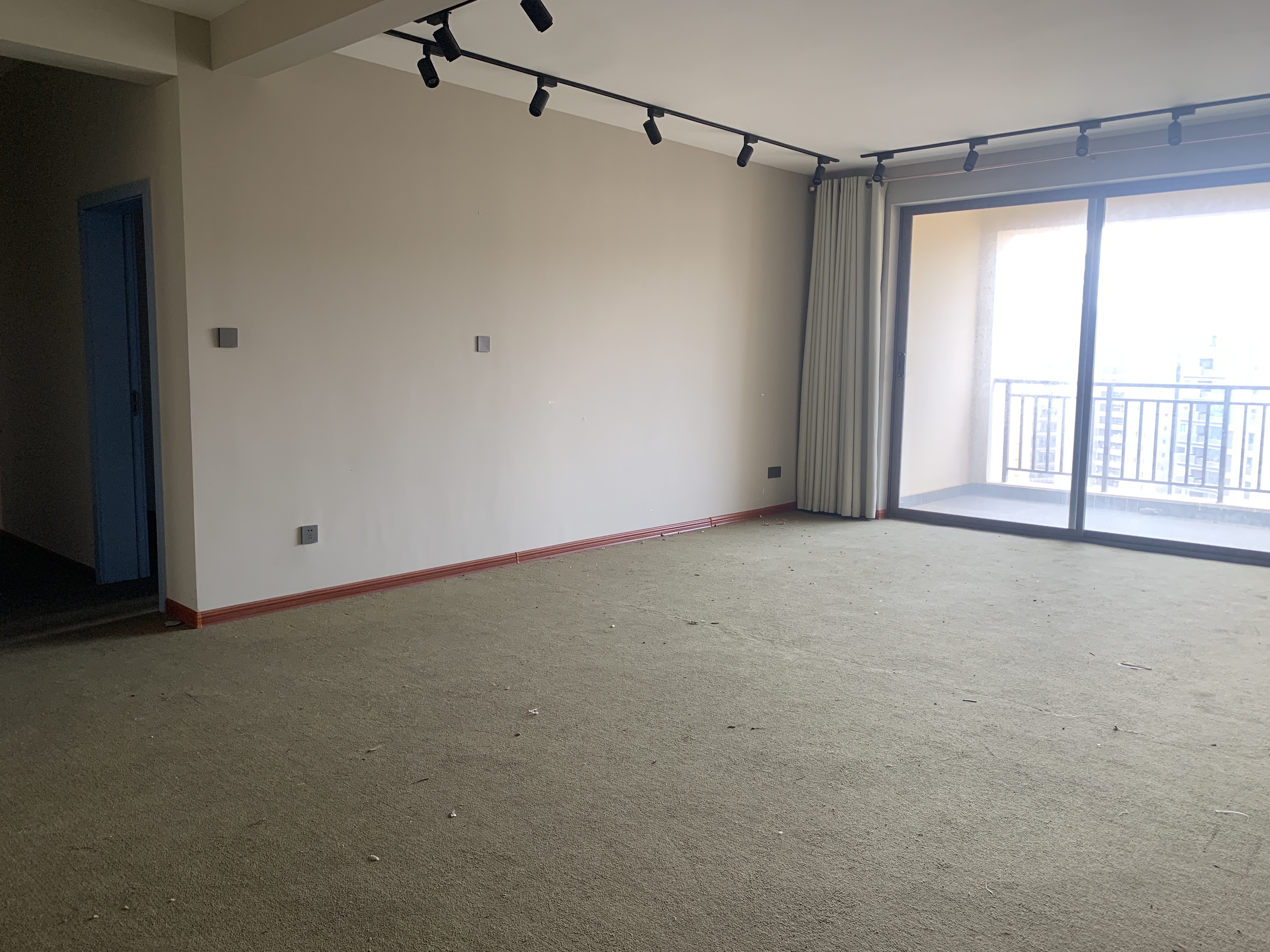 海航豪庭南苑 4室2厅3卫 400.0万 海航豪庭南苑 4室2厅3卫 400.0万客厅