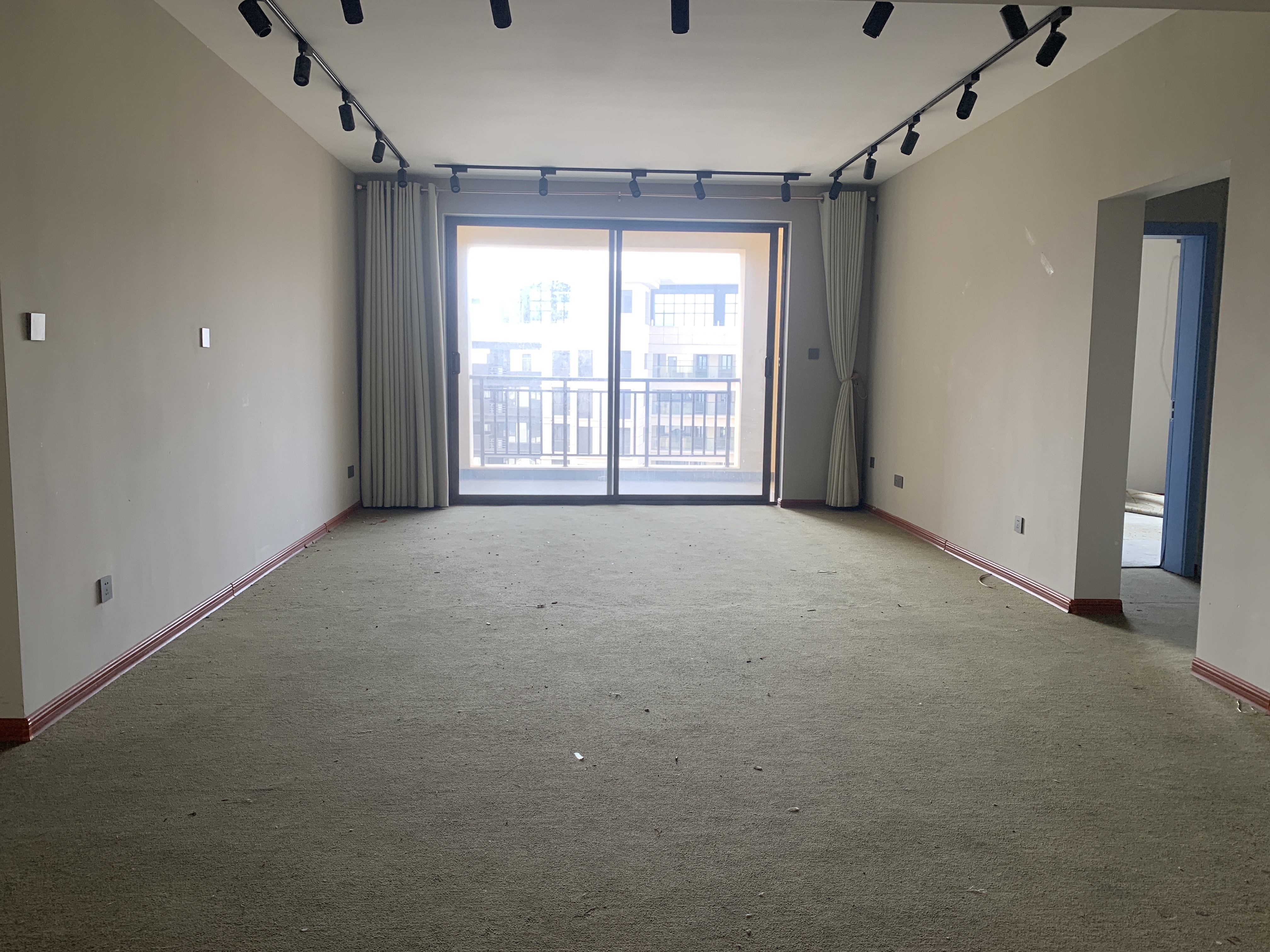 海航豪庭南苑 4室2厅3卫 400.0万 海航豪庭南苑 4室2厅3卫 400.0万客厅