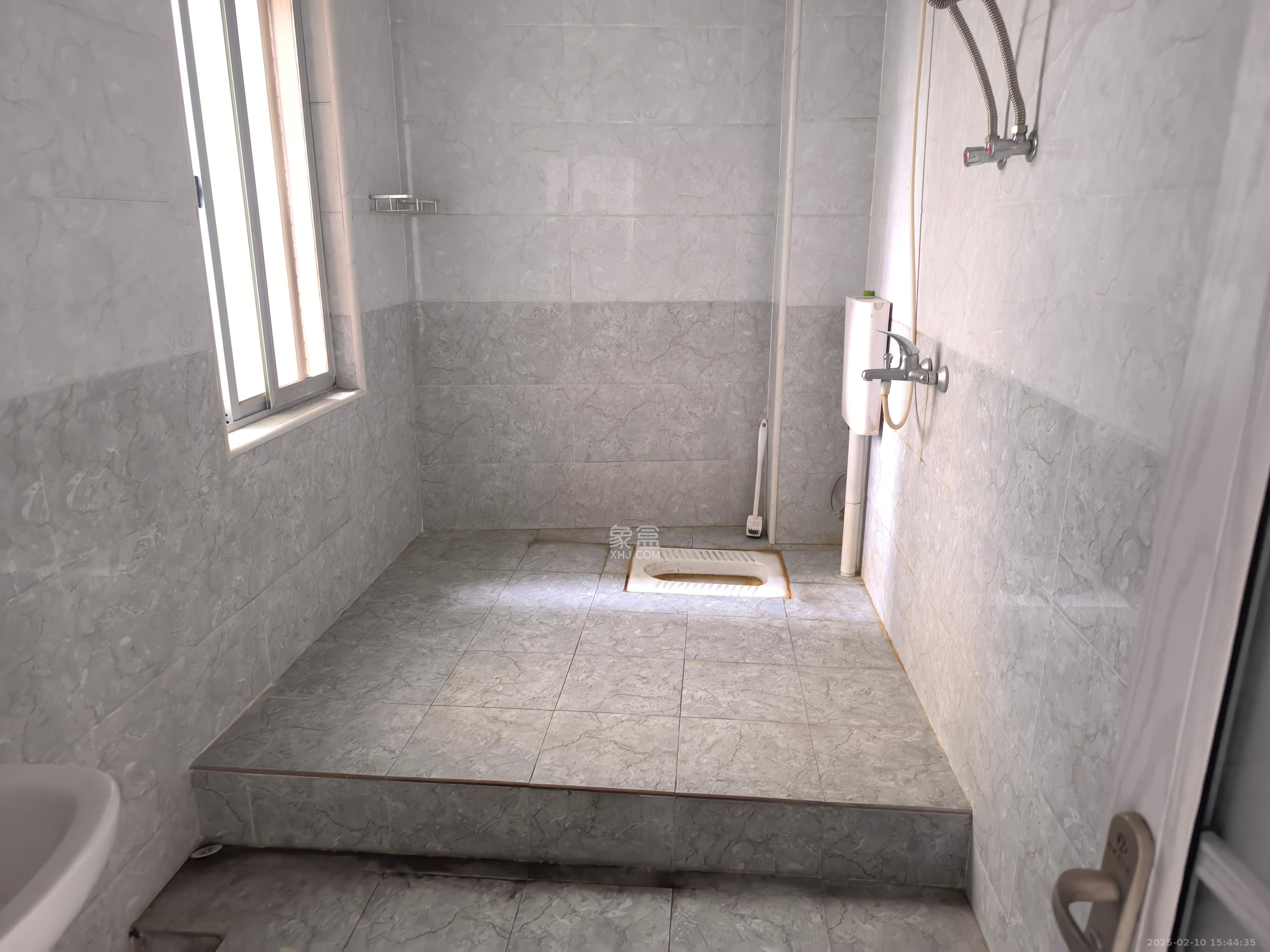 德泽苑 5室2厅2卫 3200.0元/月 德泽苑 5室2厅2卫 3200.0元/月室内图