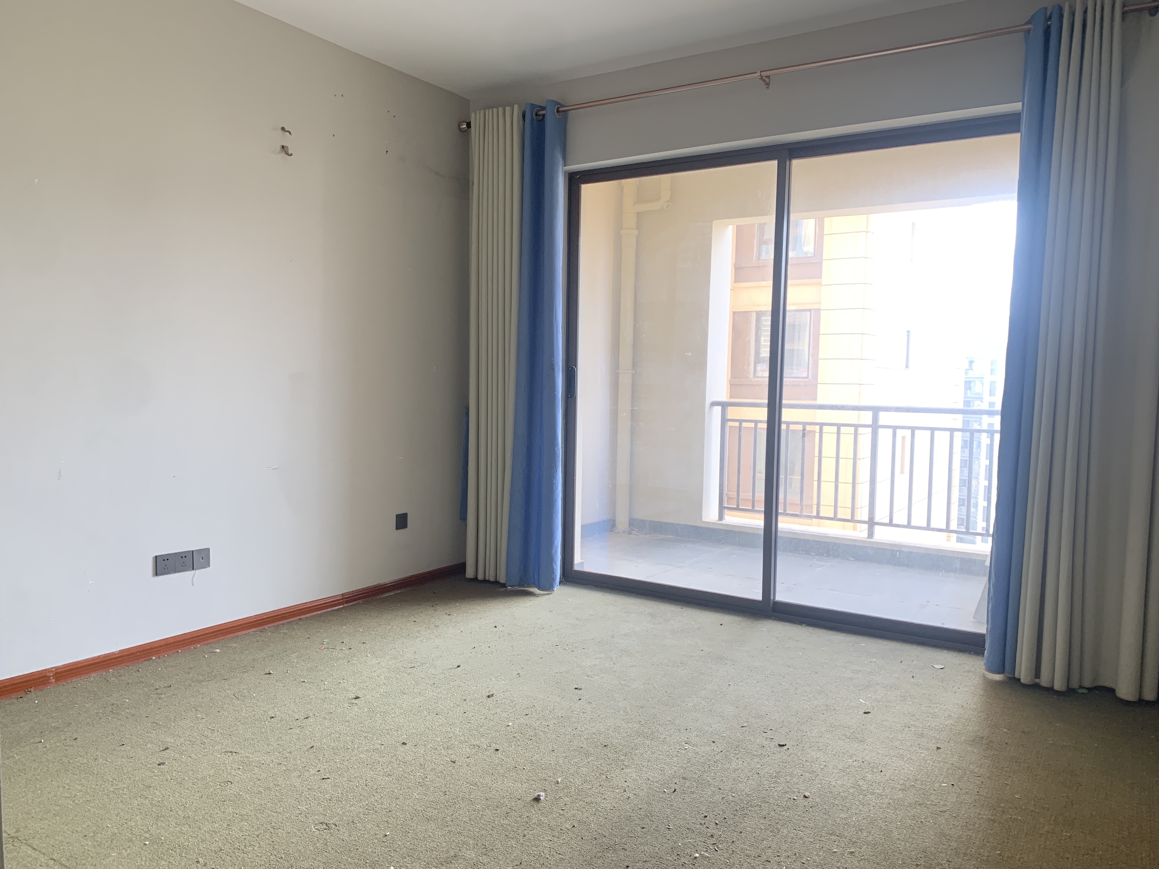 海航豪庭南苑 4室2厅3卫 400.0万 海航豪庭南苑 4室2厅3卫 400.0万客厅