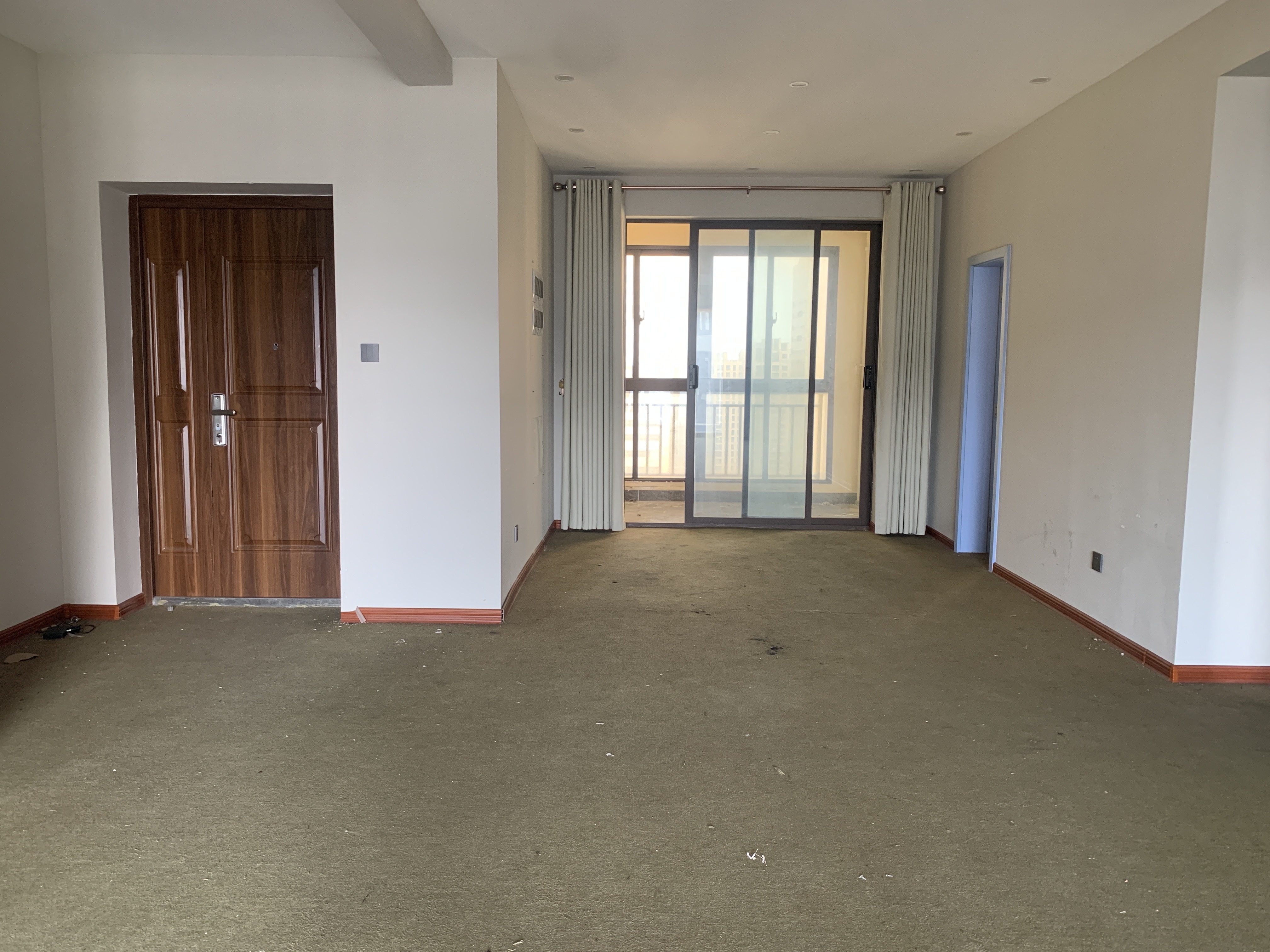 海航豪庭南苑 4室2厅3卫 400.0万 海航豪庭南苑 4室2厅3卫 400.0万客厅