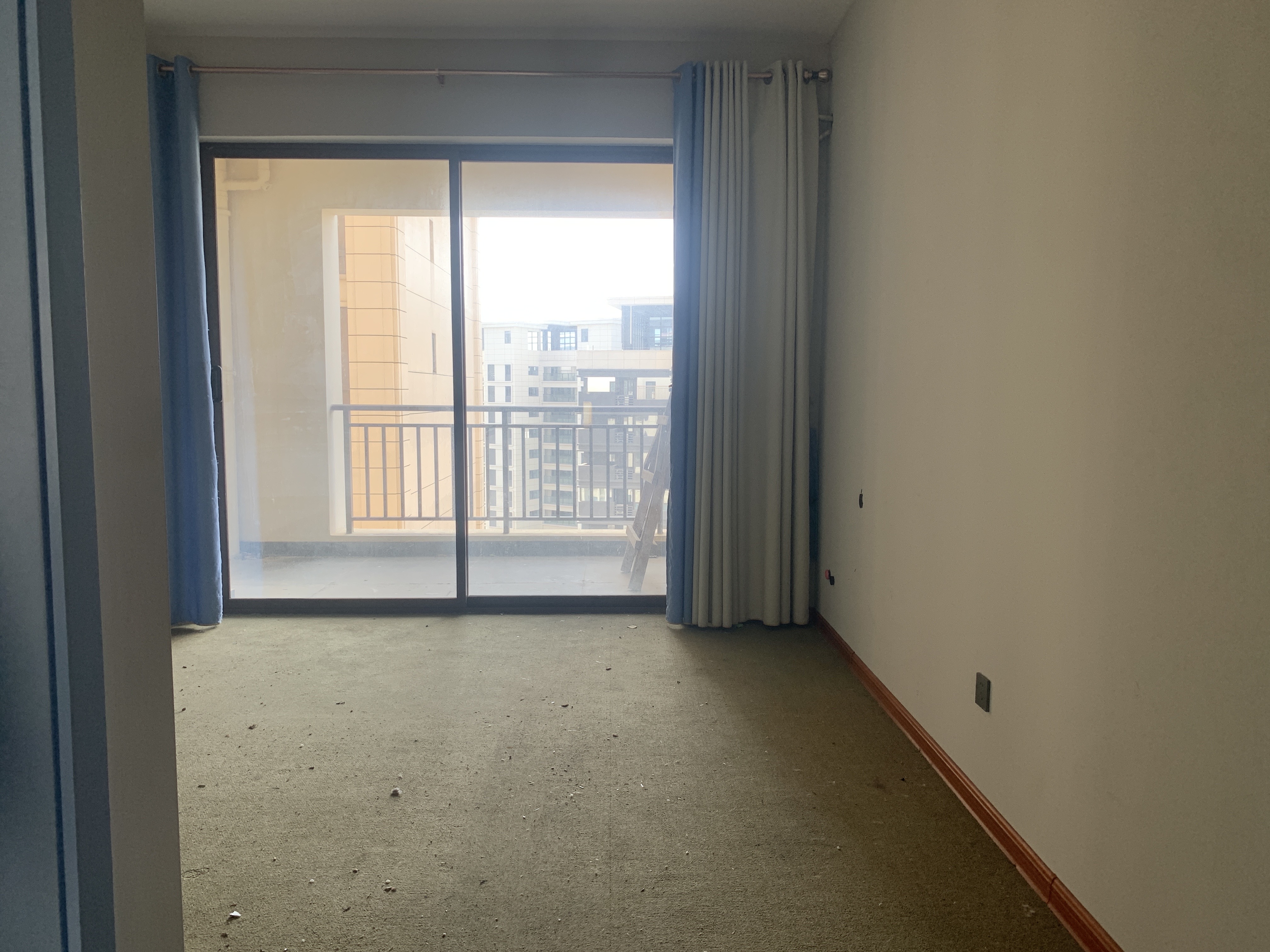 海航豪庭南苑 4室2厅3卫 400.0万 海航豪庭南苑 4室2厅3卫 400.0万客厅