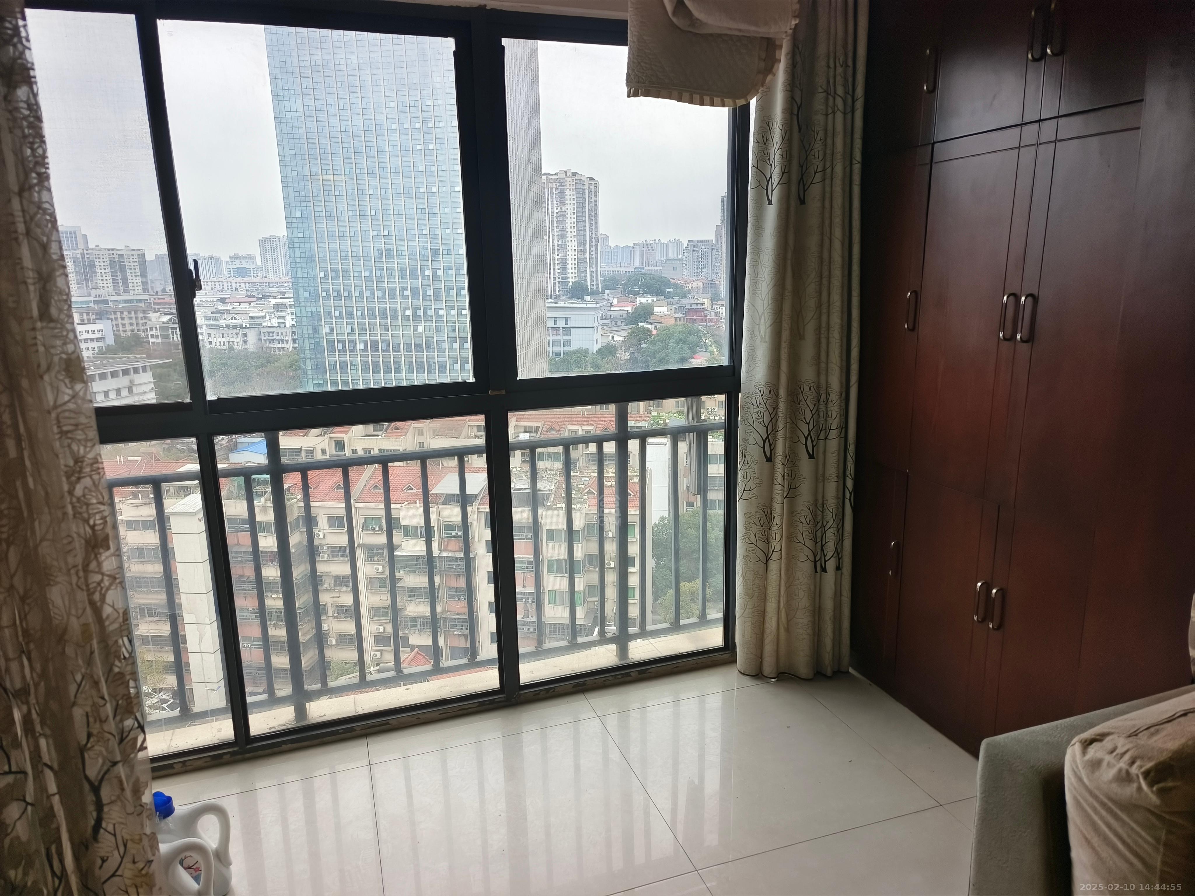 城市风景 2室2厅1卫 1600.0元/月 城市风景 2室2厅1卫 1600.0元/月室内图